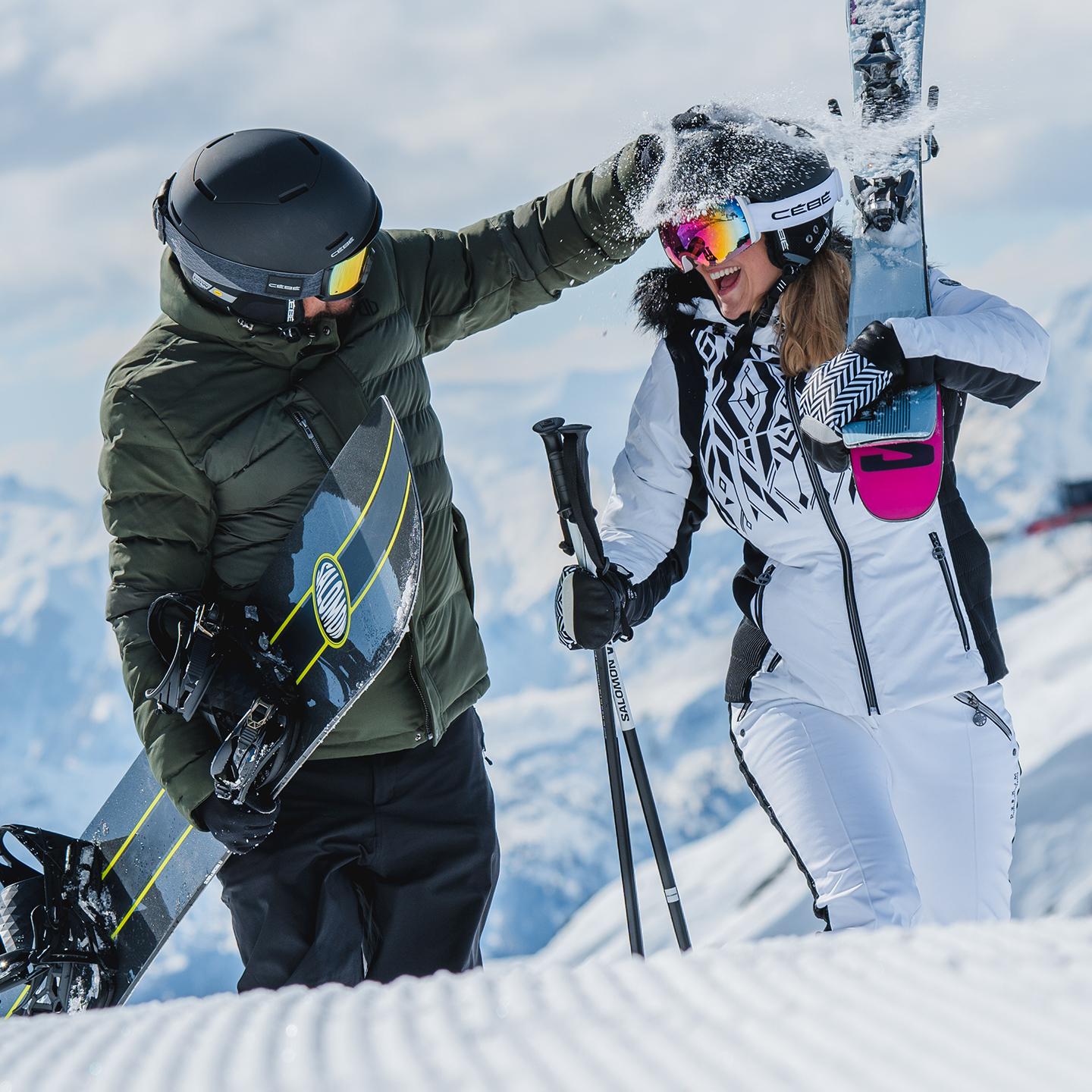Couple de skieur et snowboardeur