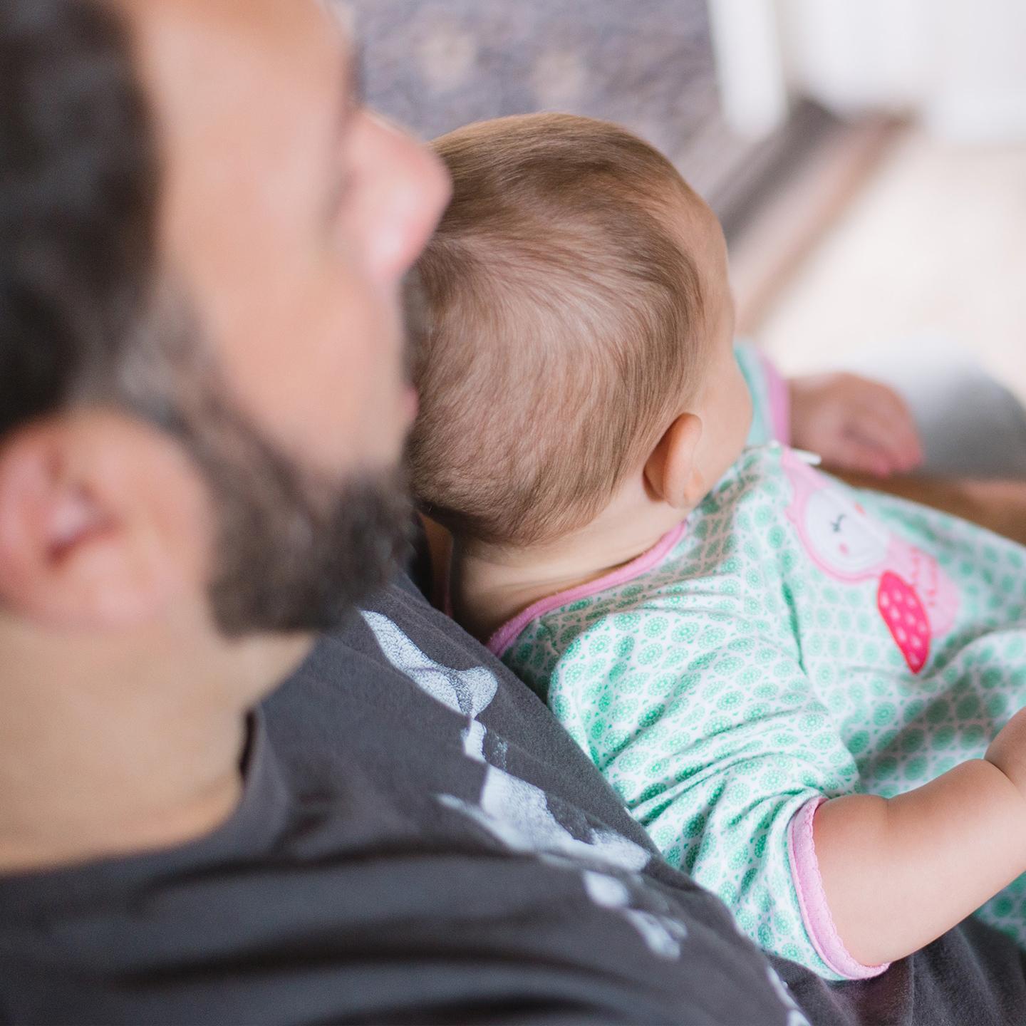 Papa lisant un livre à son enfant 