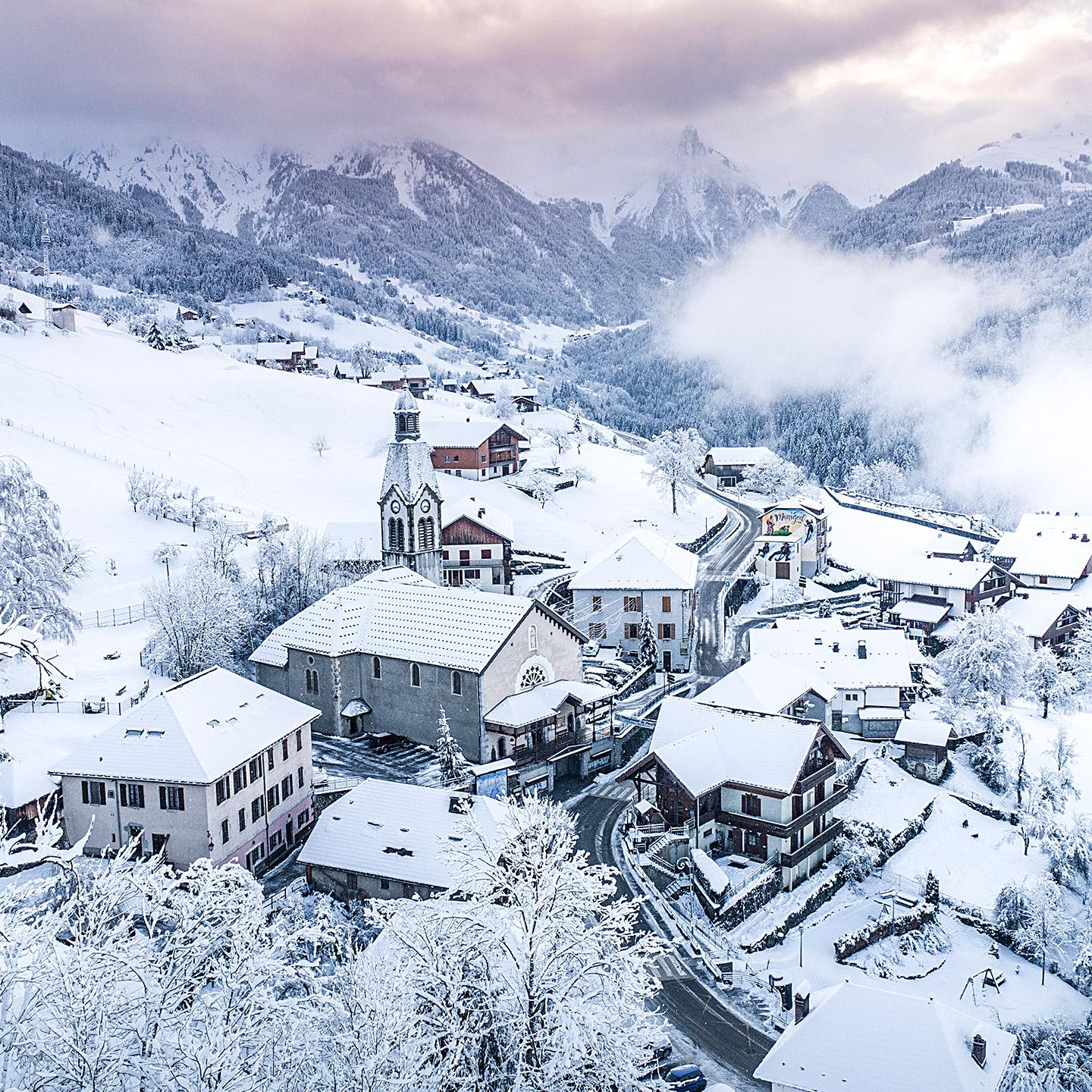 Vue sur le village de Manigod