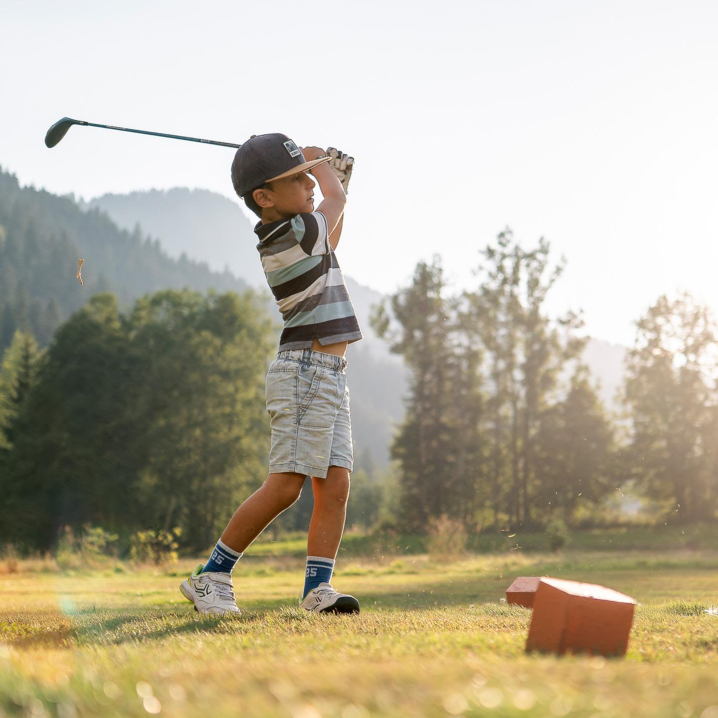 Destination Le Grand-Bornand - Petit garçon qui joue au golf