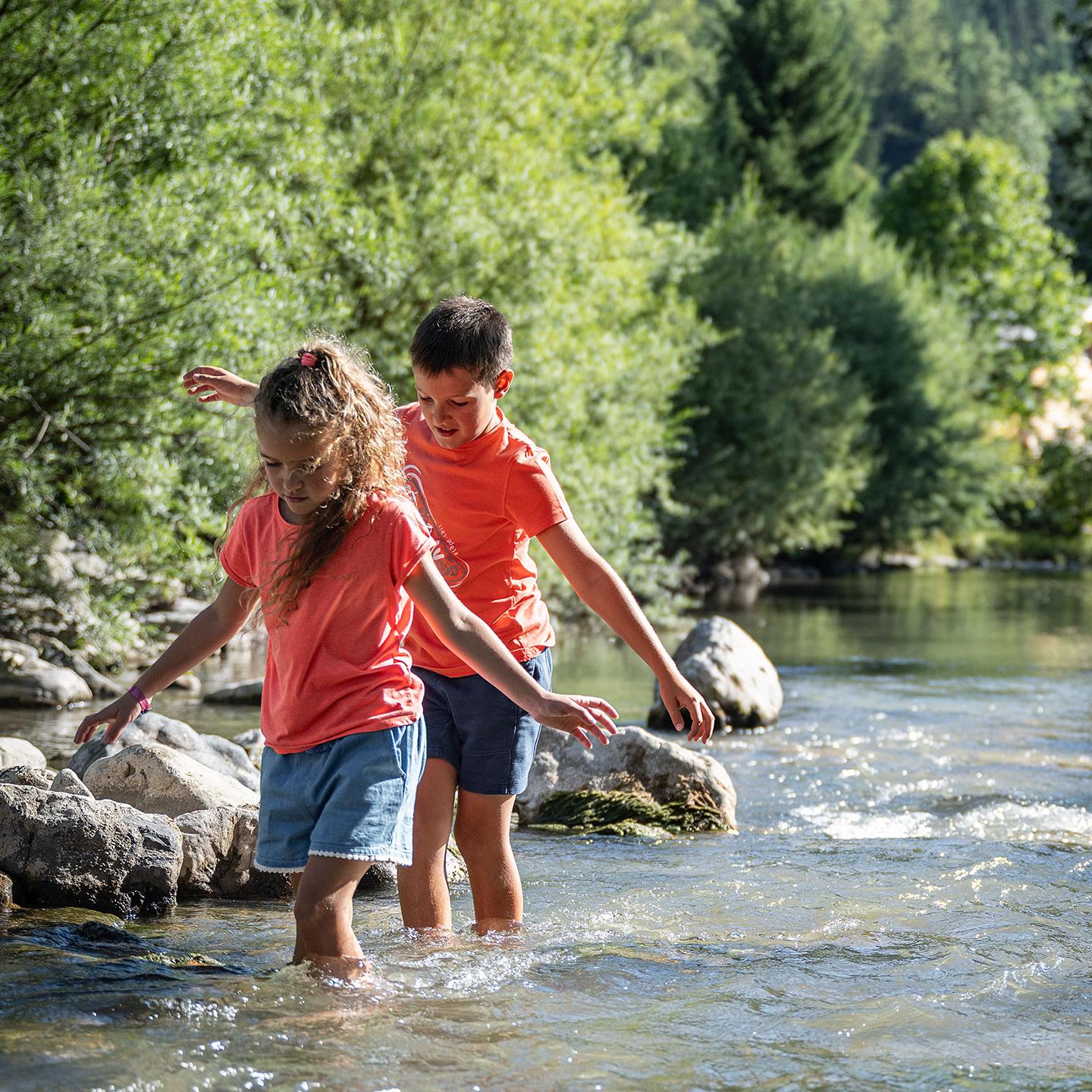 Activité été dans les Aravis - Enfants - Une marche dans l'eau