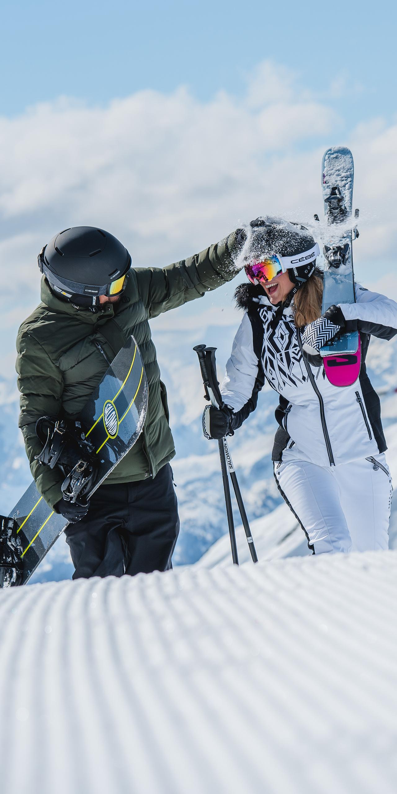 Couple de skieur et snowboardeur
