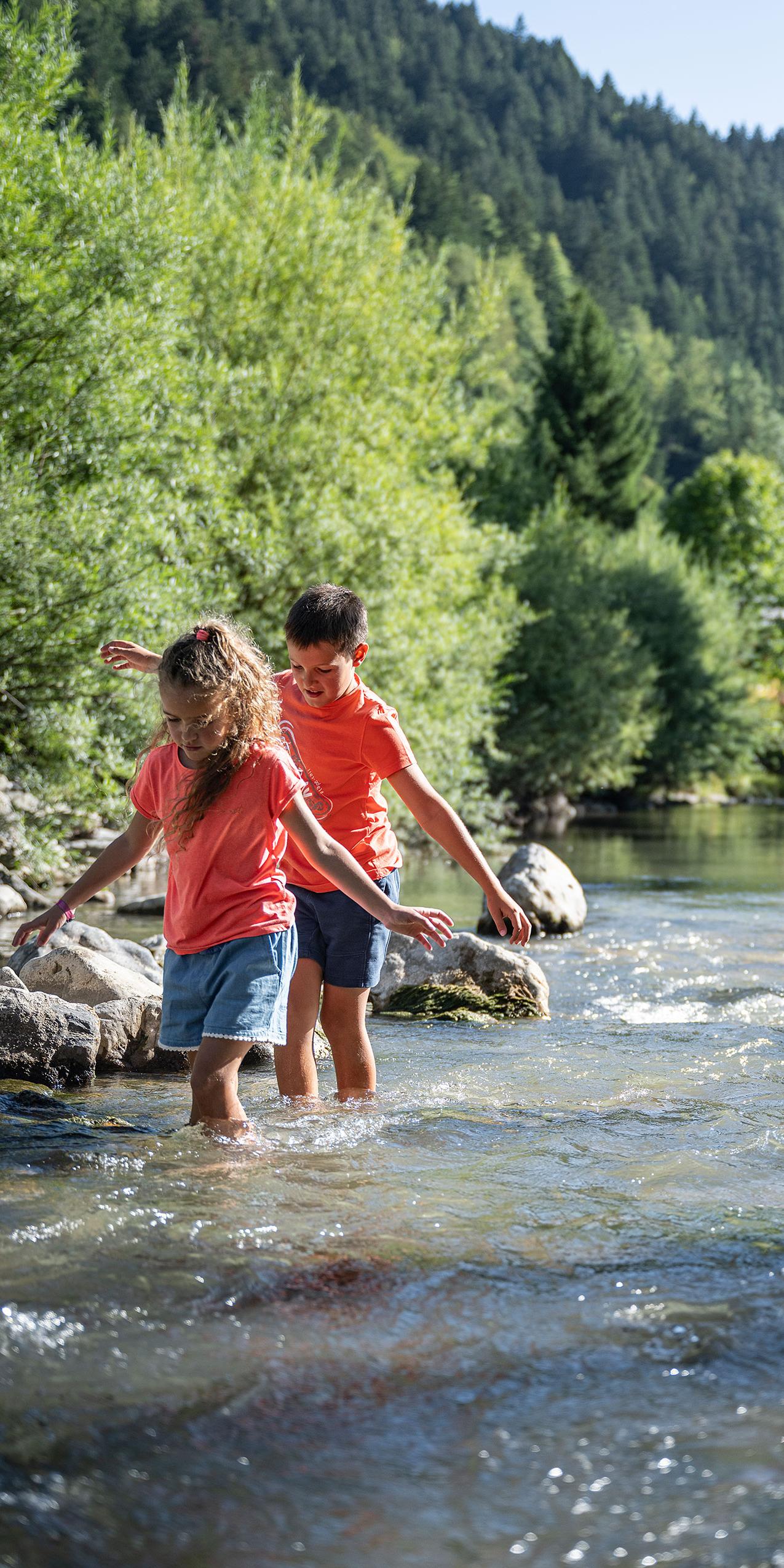 Activité été dans les Aravis - Enfants - Une marche dans l'eau