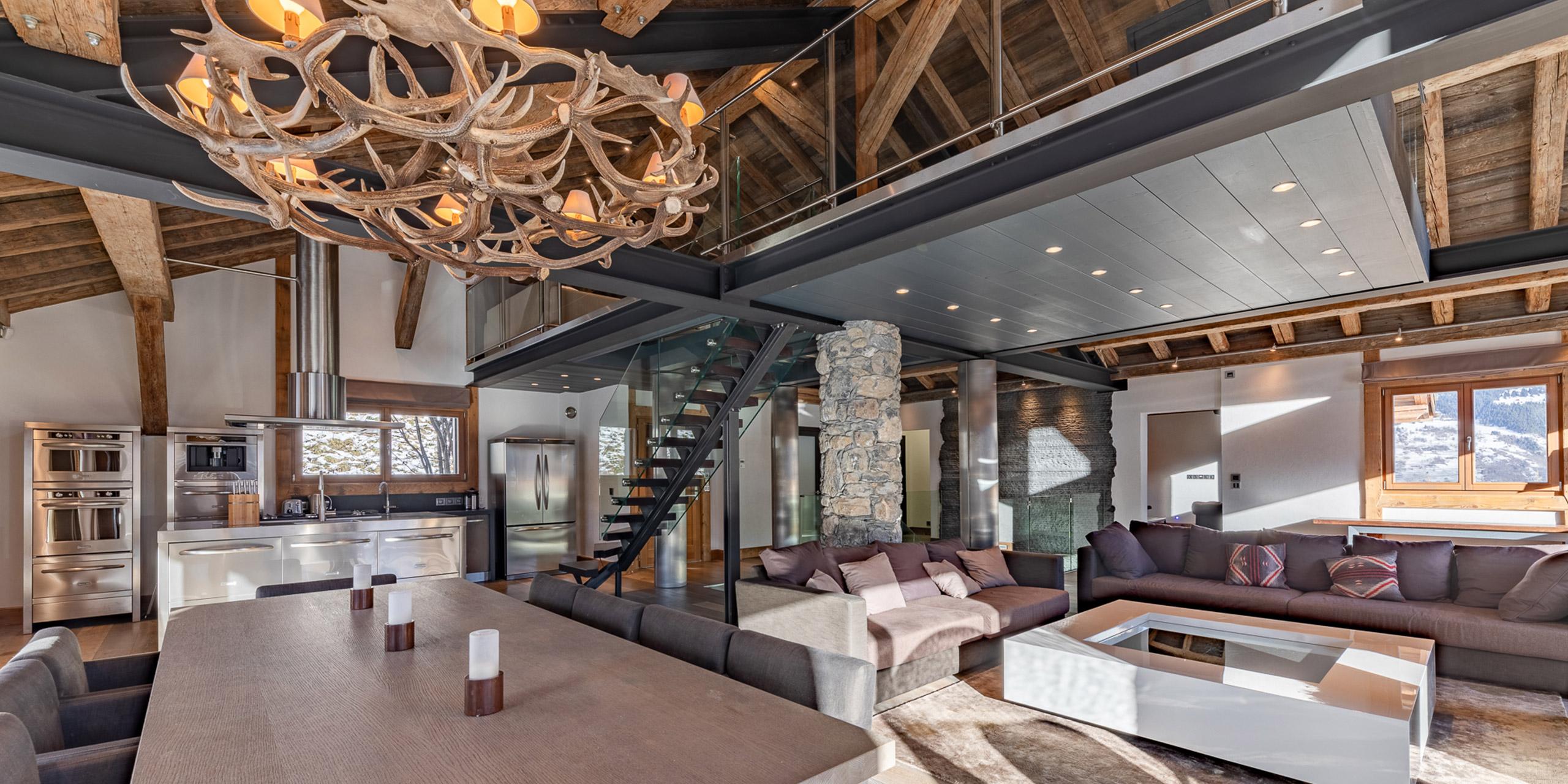 Chalet Apsara à Méribel, pièce de vie avec salon, salle à manger et cuisine ouverte