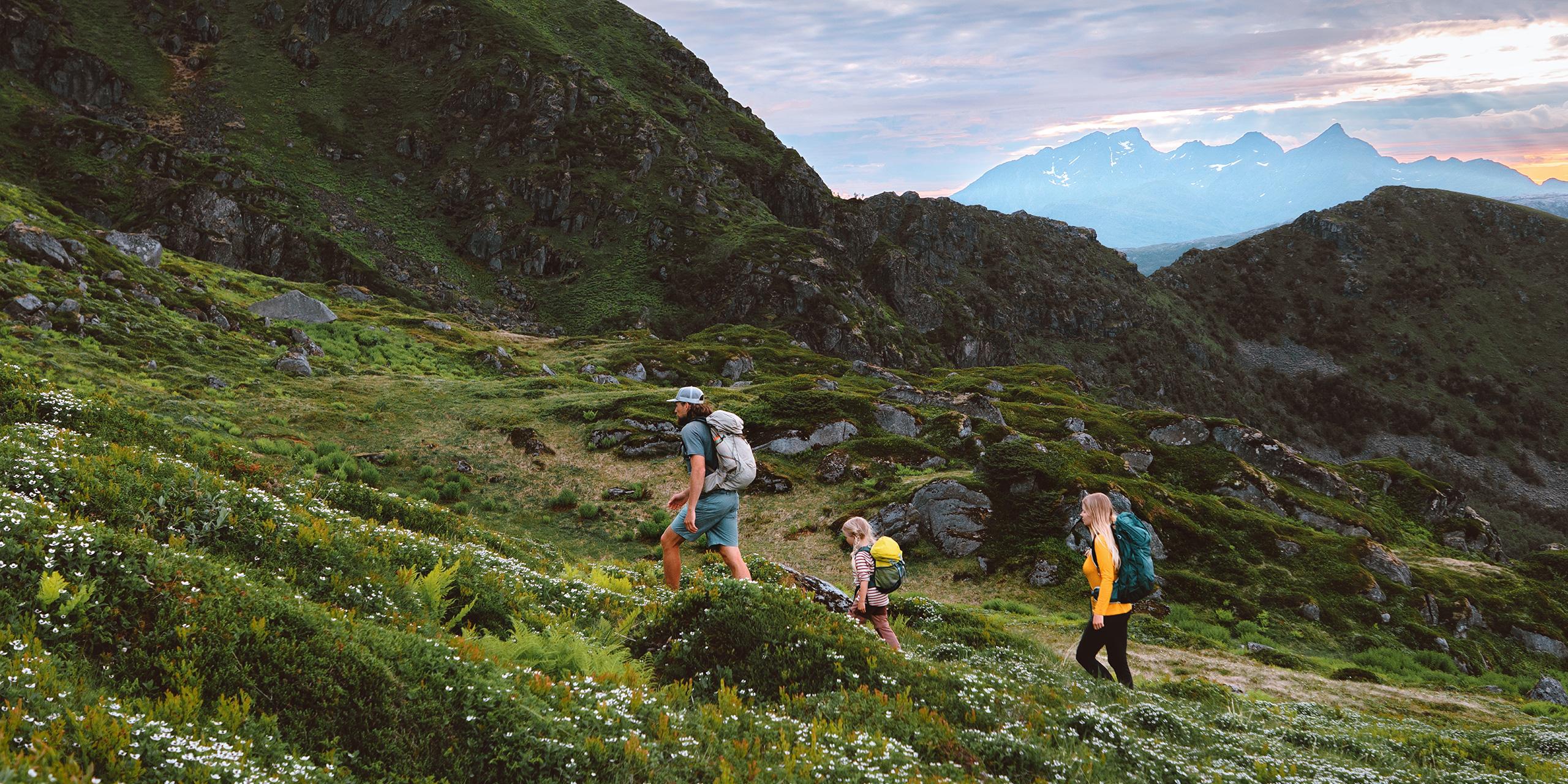 Famille en randonnée l'été, dans les montagnes, au cœur d'un paysage préservé