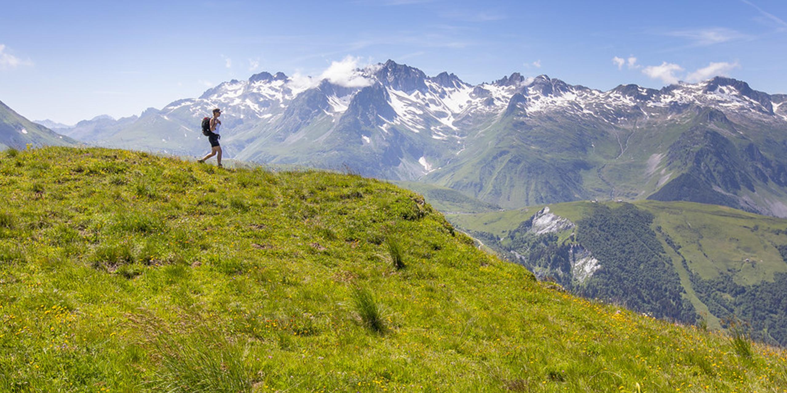 Randonnée à Valmorel, avec vue sur les montagnes environnantes