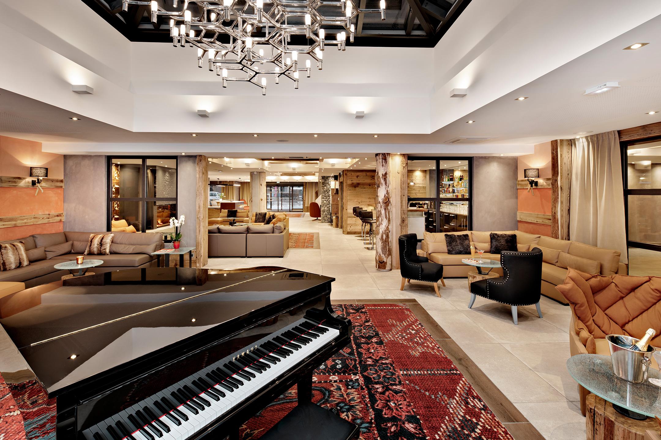 destination samoens - hôtel alexane - piano - hall d'entrée - soirée 