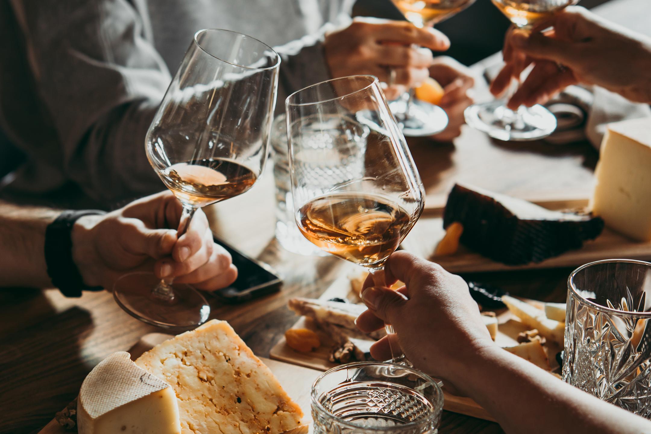 Des gens trinquent à table au M'Bar