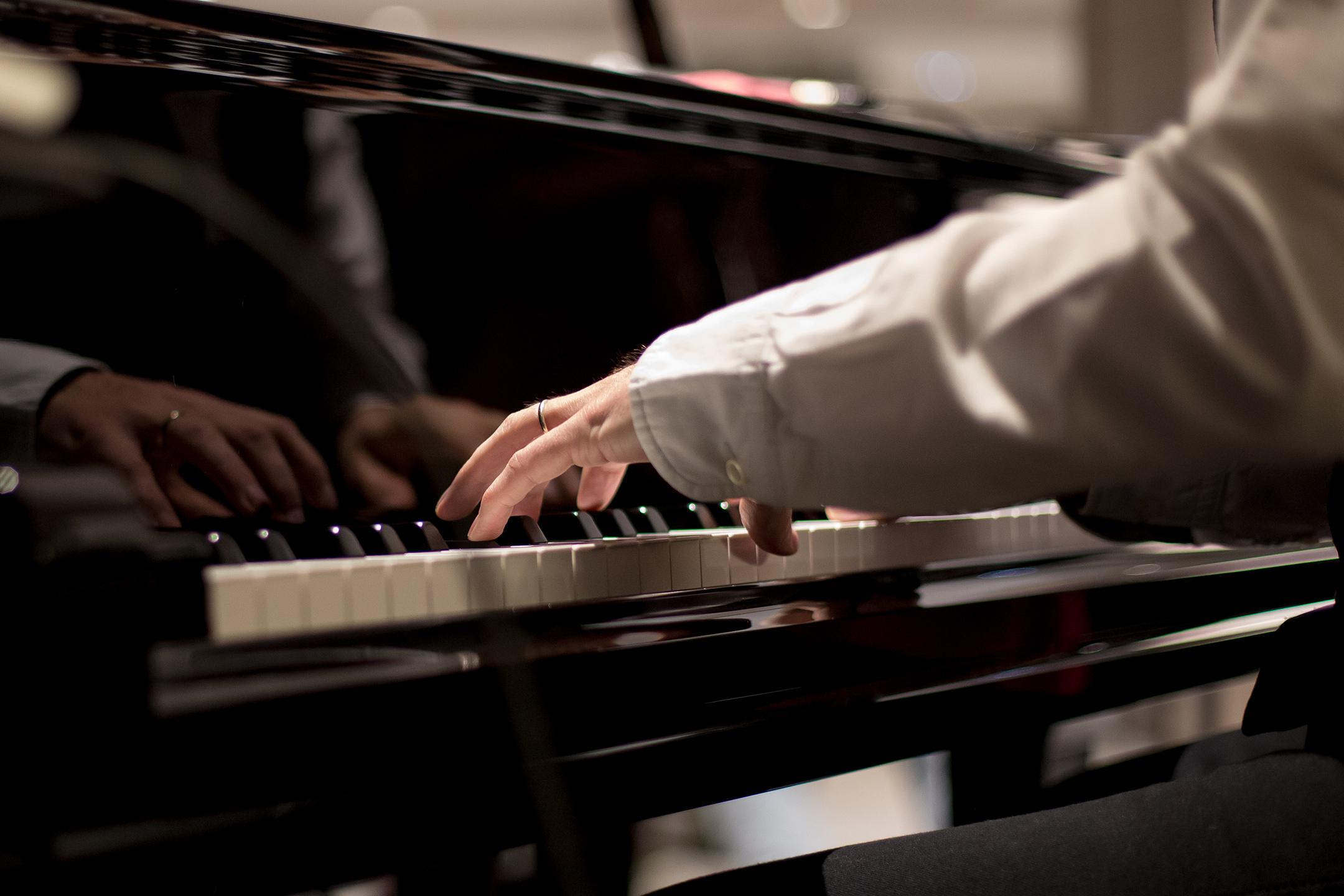 Un homme jour du piano