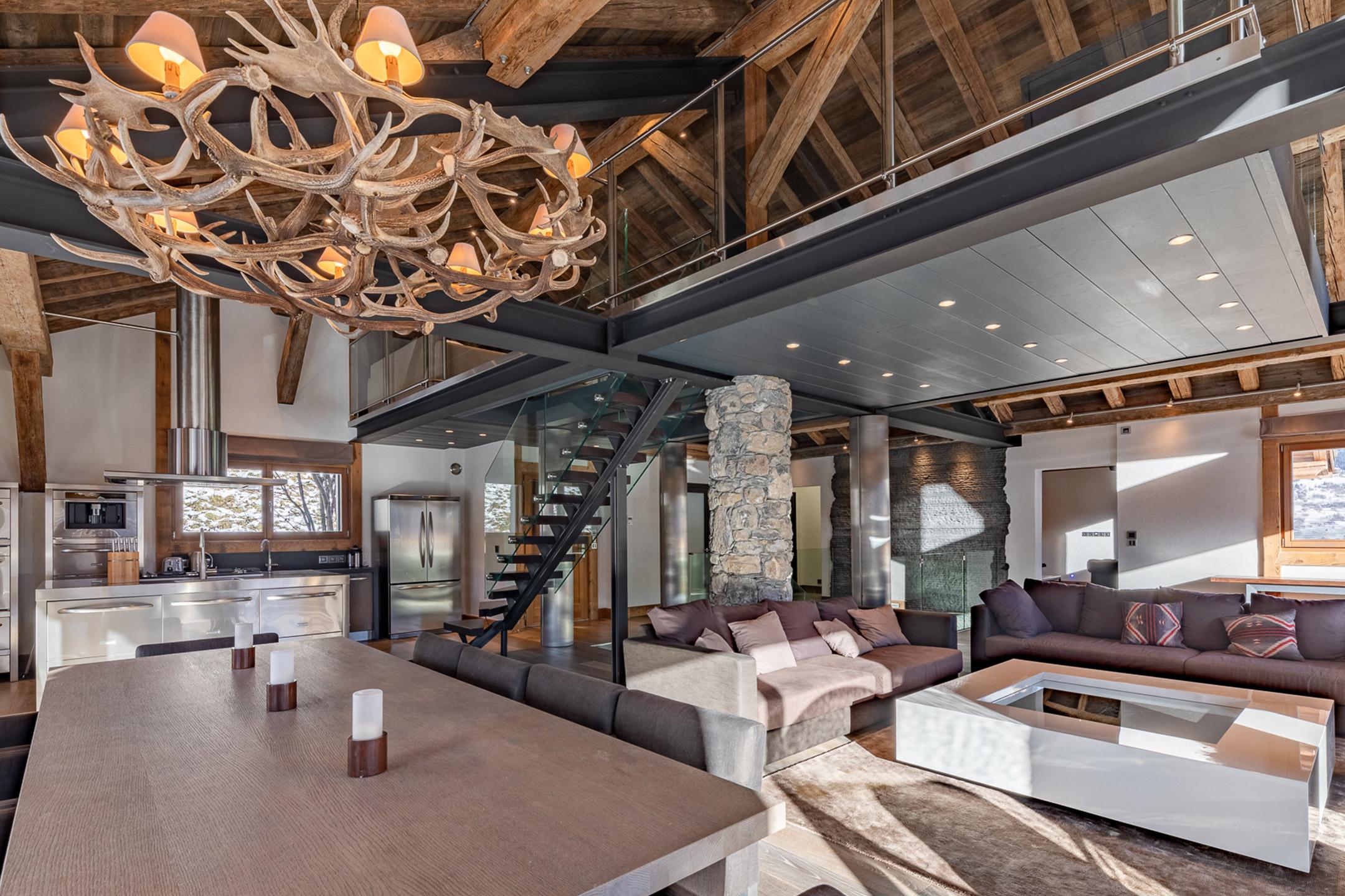 Chalet Apsara à Méribel, pièce de vie avec salon, salle à manger et cuisine ouvertes