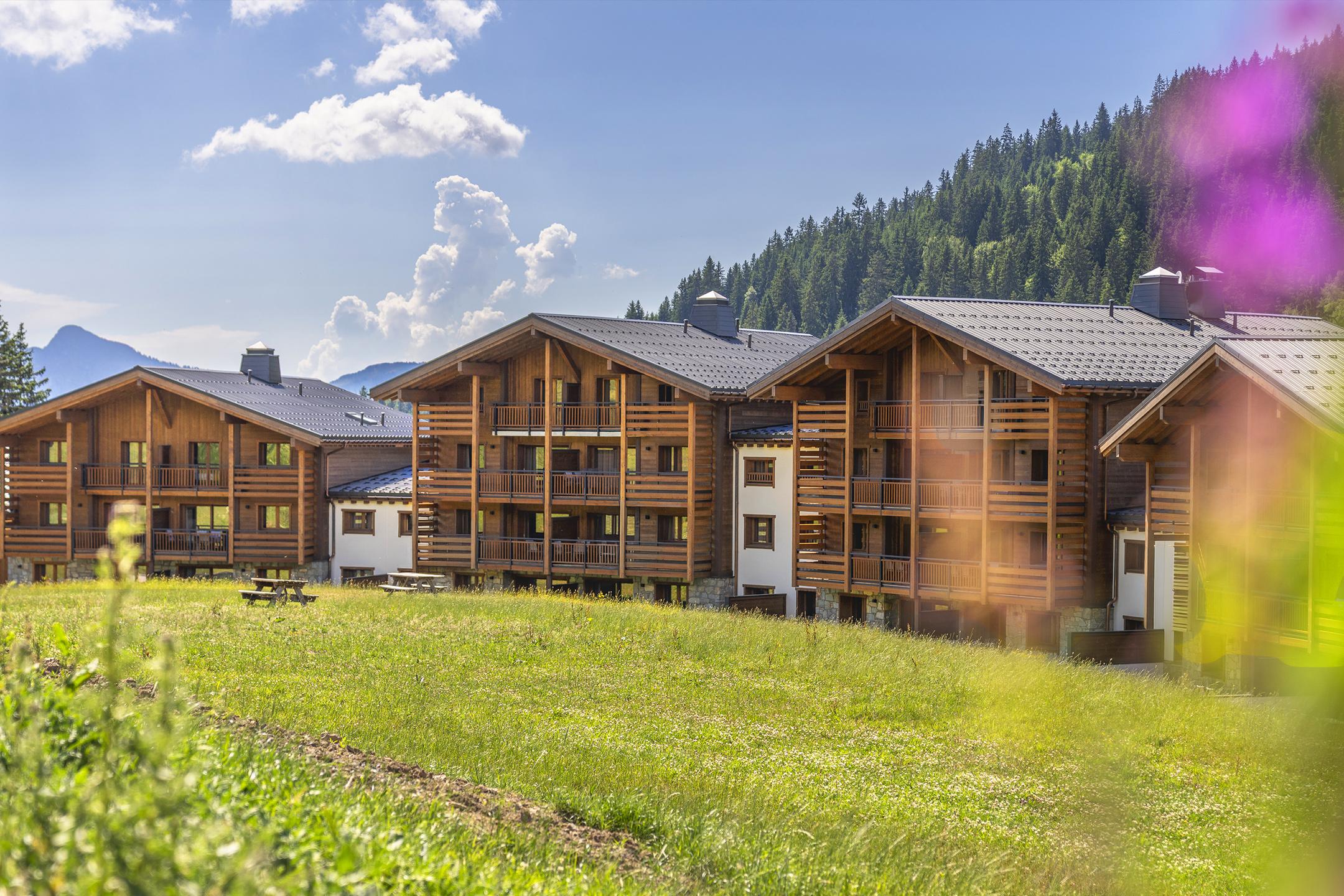 Résidence Hameau de l'Ours à Manigod, vue extérieure en été