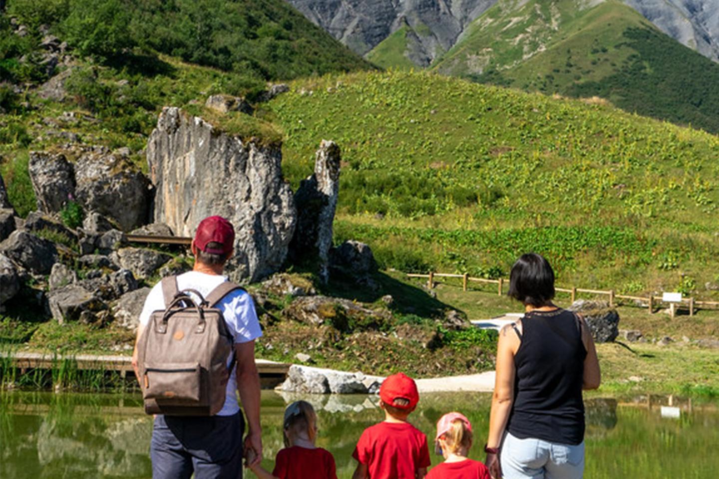 Famille en randonnée à Valmorel, devant un lac