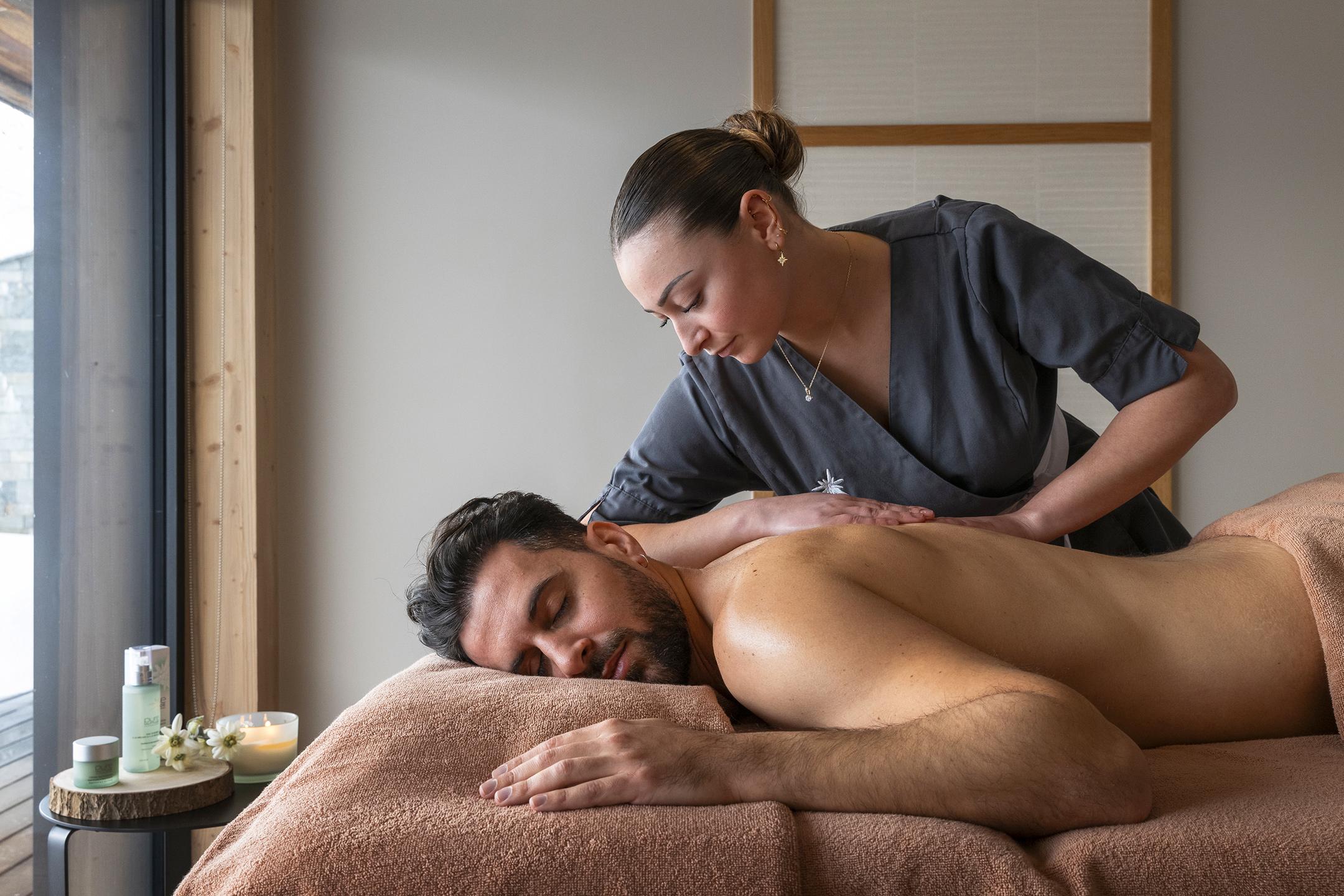 Un homme se fait masser par une praticienne au Spa Montagnes du Monde®