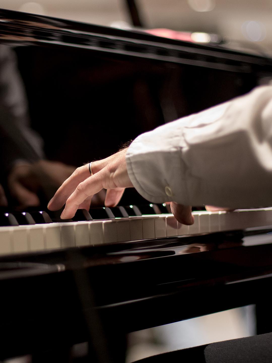 Un homme jour du piano 