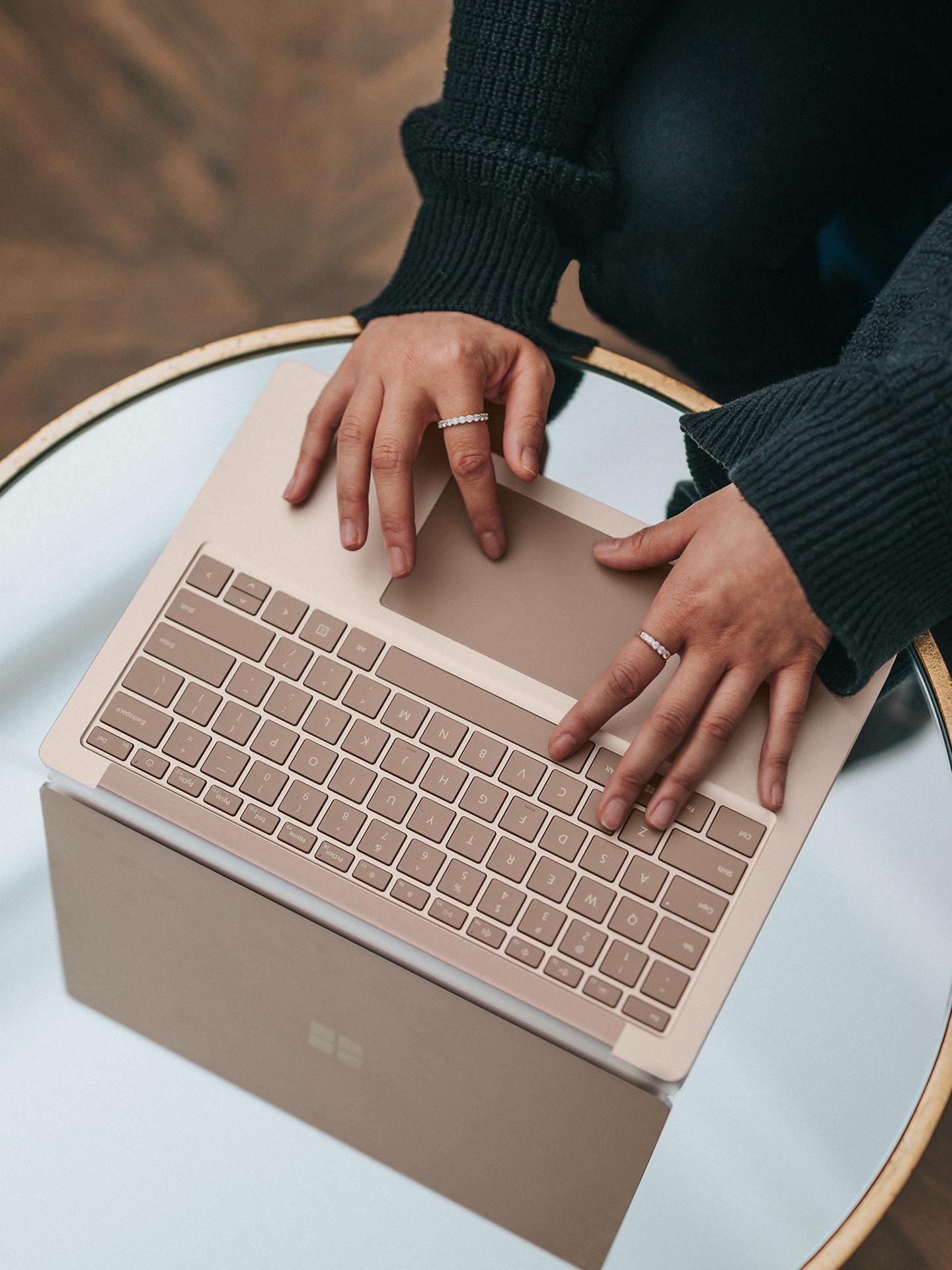 Une personne est en train de taper sur son clavier d'ordinateur