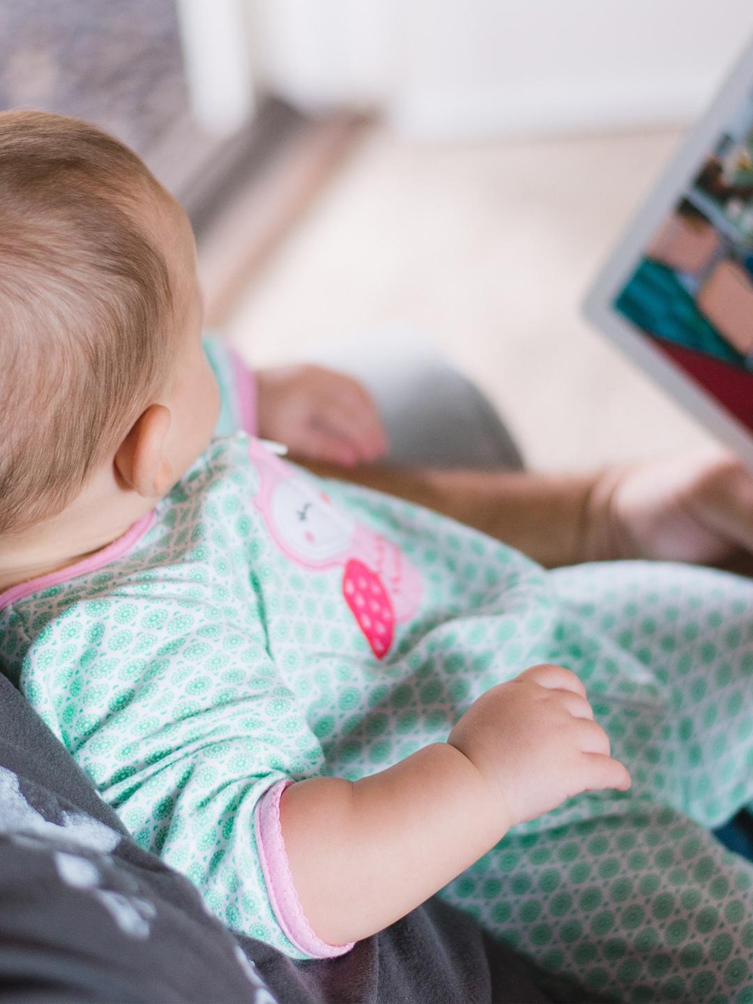 Papa lisant un livre à son enfant 