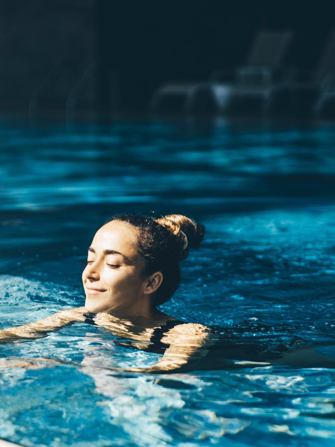 Femme qui se relax dans une piscine