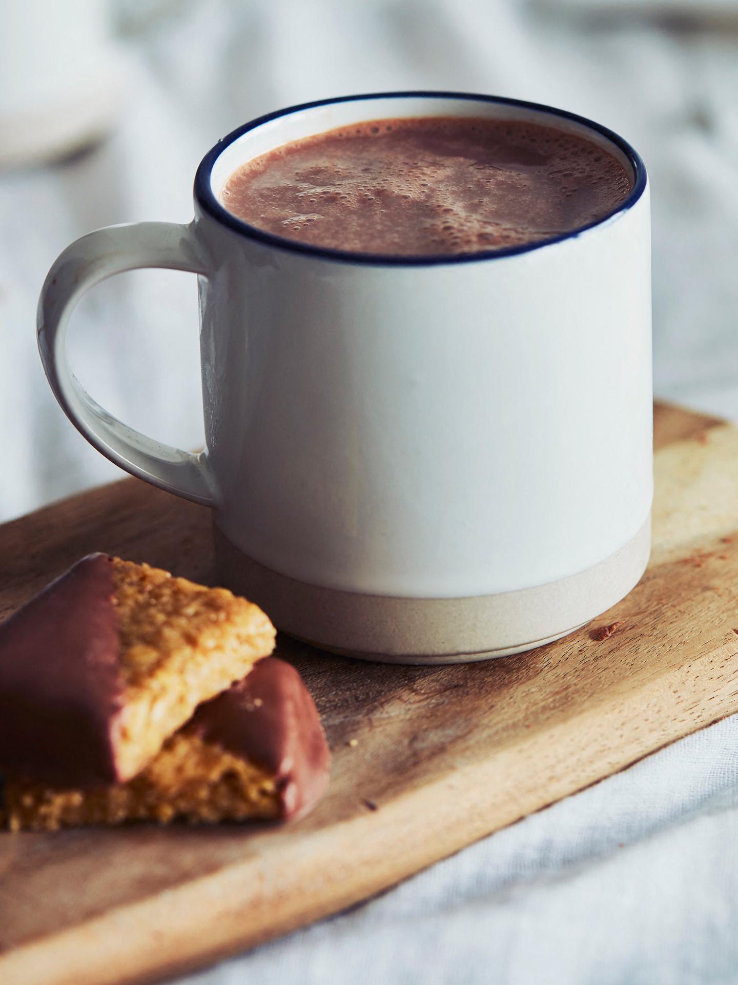 Chocolat chaud posé sur une table avec des petits gâteaux