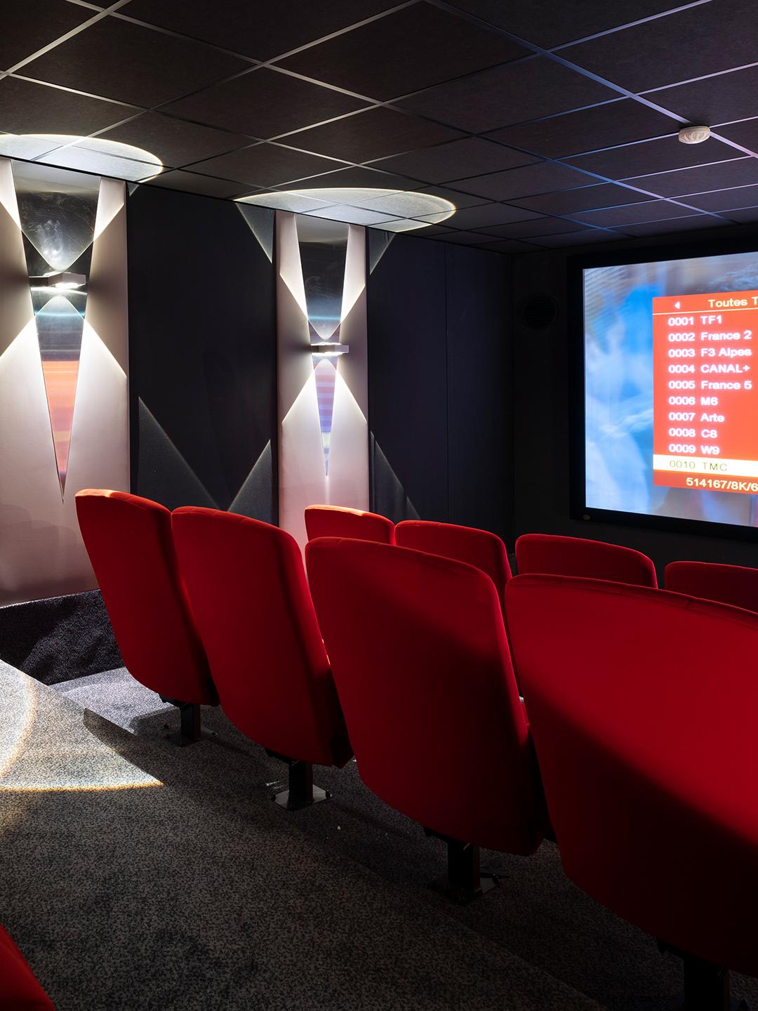 Salle de cinéma de l'hôtel et résidence Alexane à Samoëns