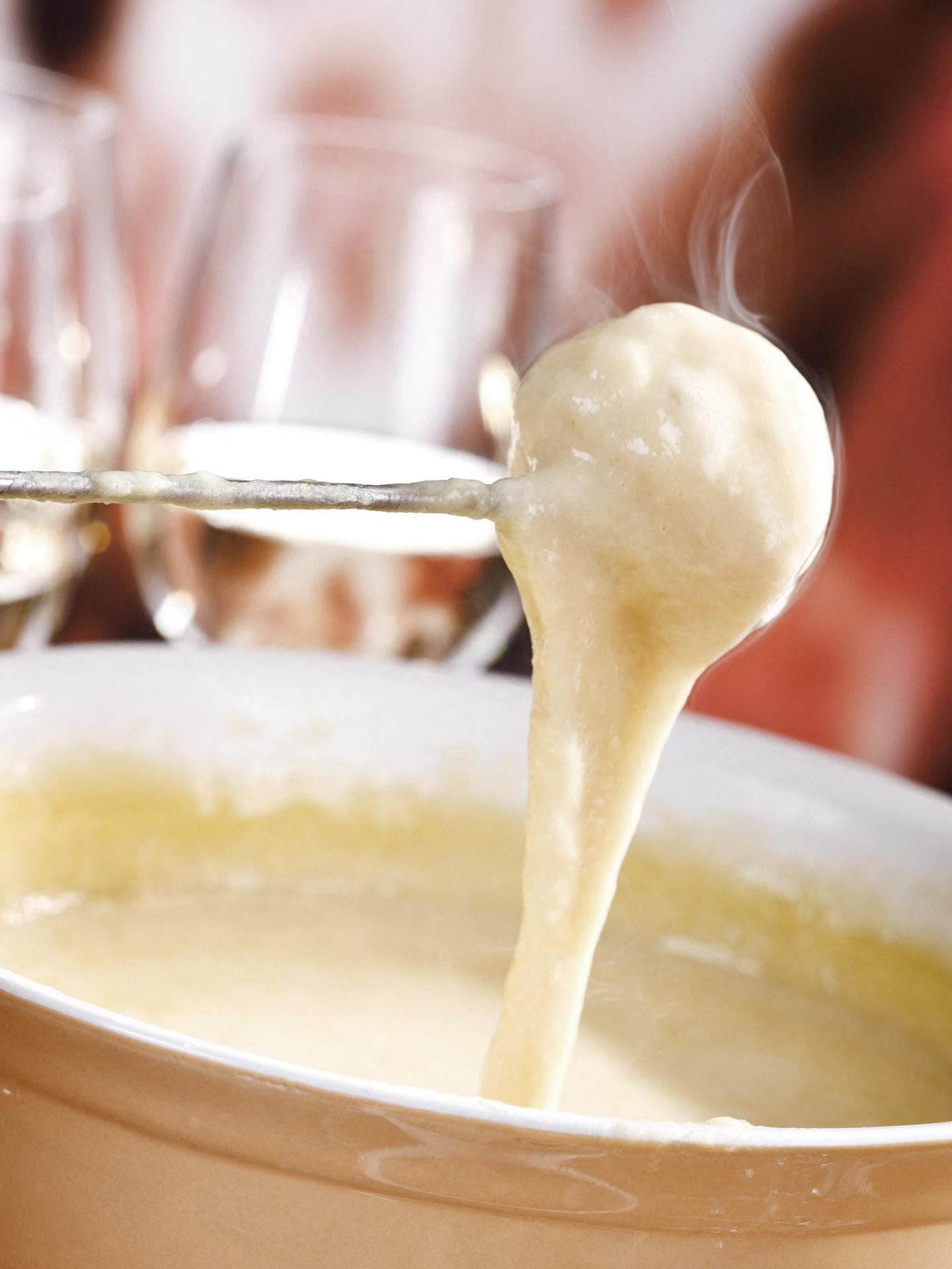 Fondue savoyarde au coin du feu de cheminée