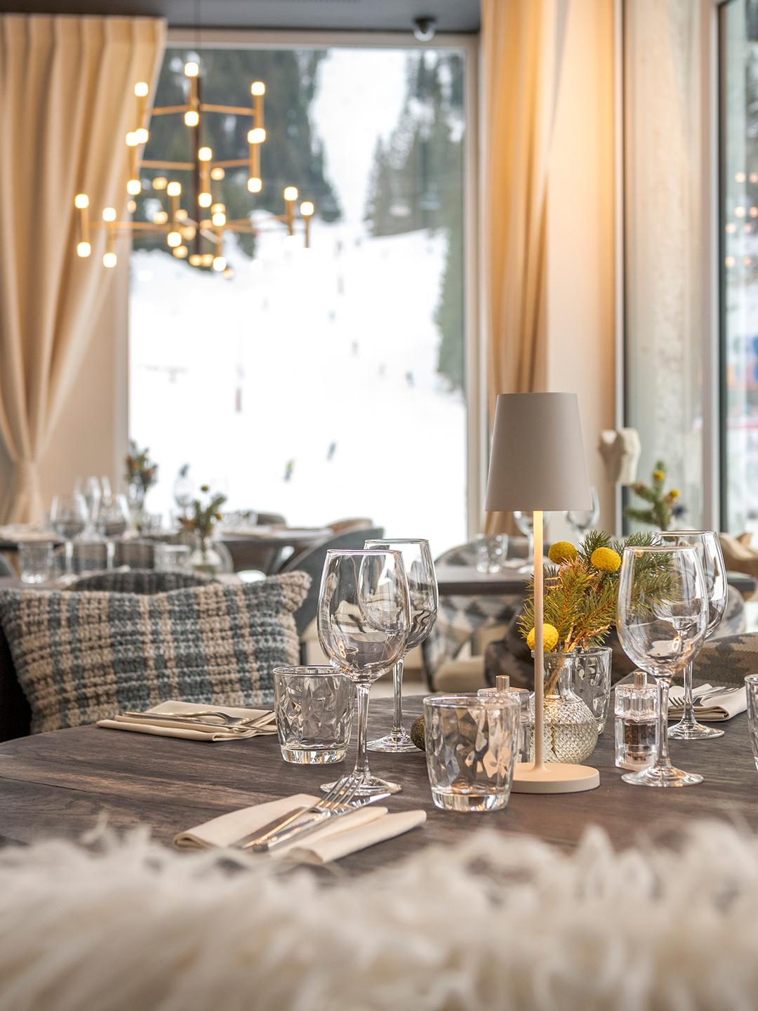 Table du restaurant Le Bauhaus de l'hôtel & résidence Aléna à FLaine