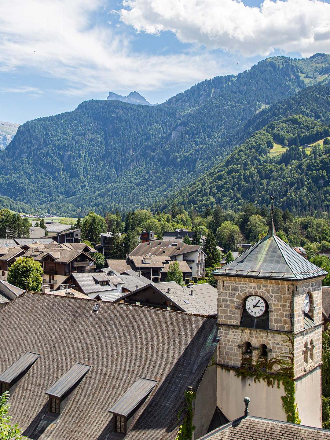Village de Samoëns avec son église et ses toits traditionnels