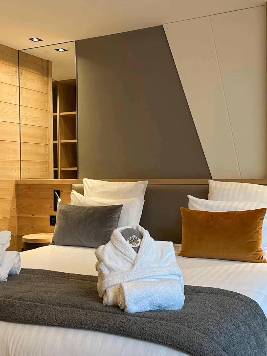 Chambre supérieure de l’hôtel Akoya, atmosphère raffinée et confort haut de gamme