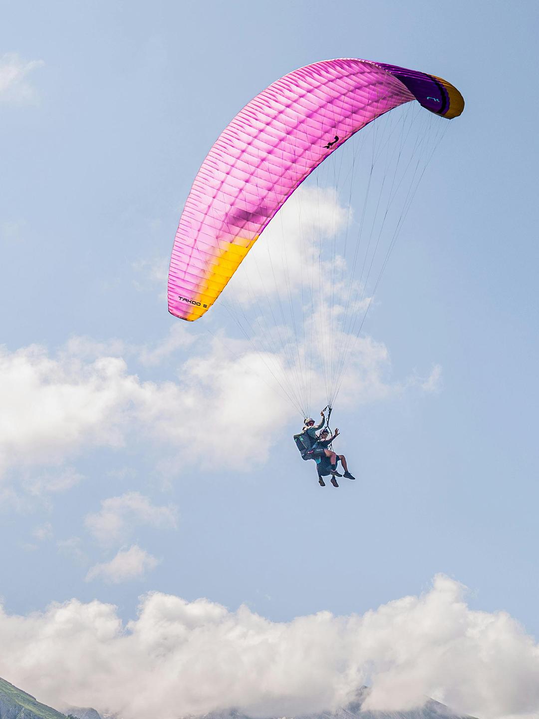 Vol en parapente au dessus des montagnes