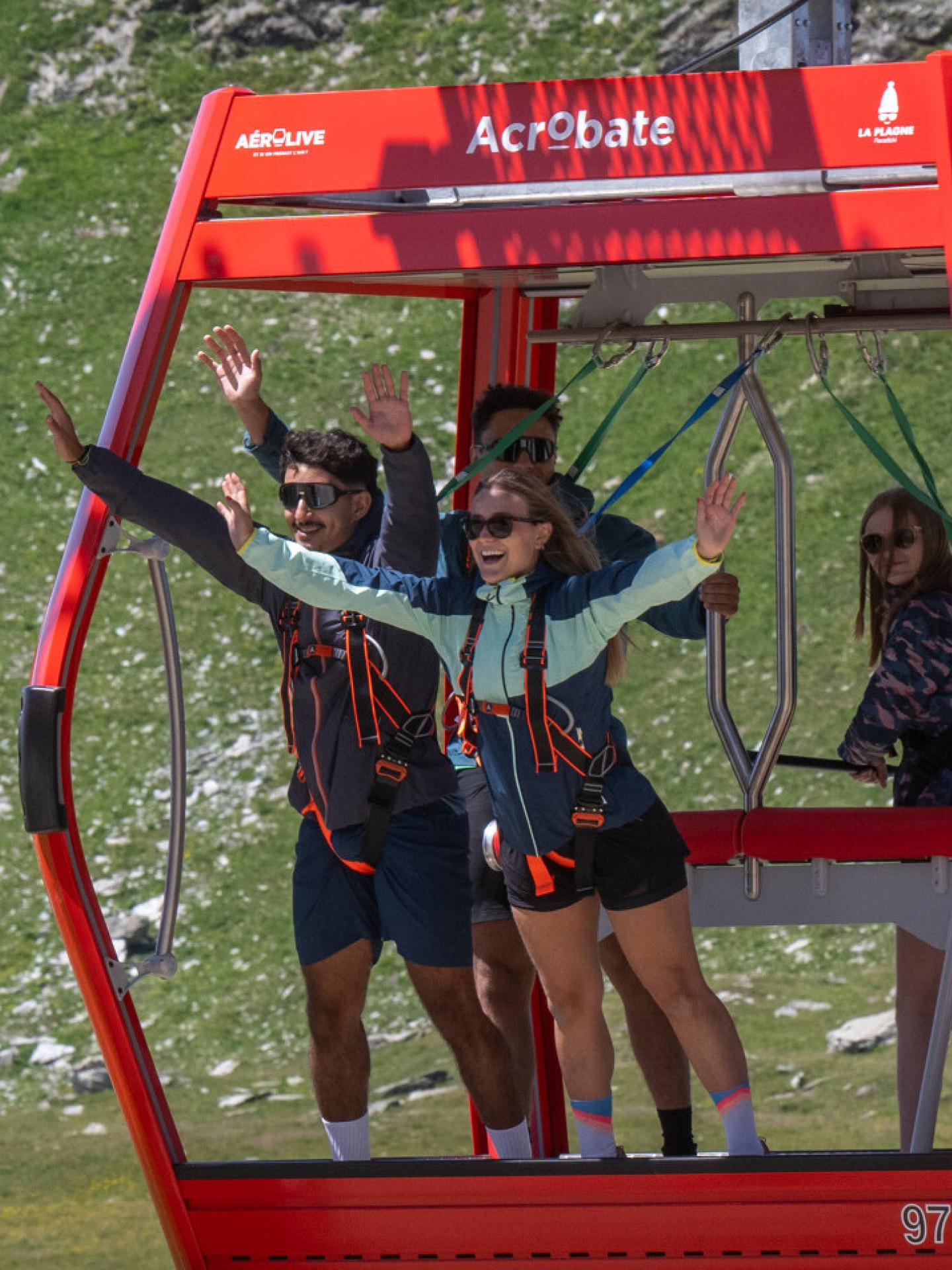 Aérolive à La Plagne en été, cabine panoramique ouverte pour une expérience immersive en montagne