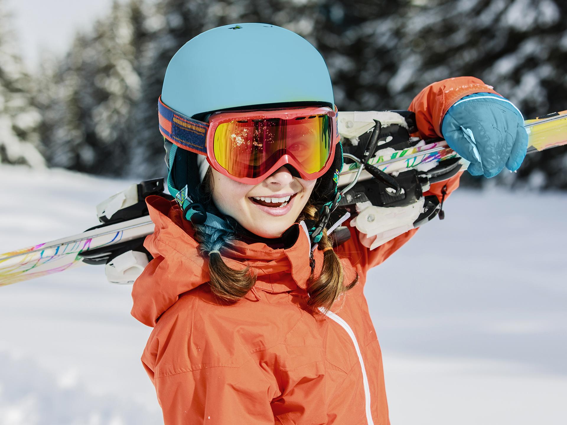 Enfant avec des skis