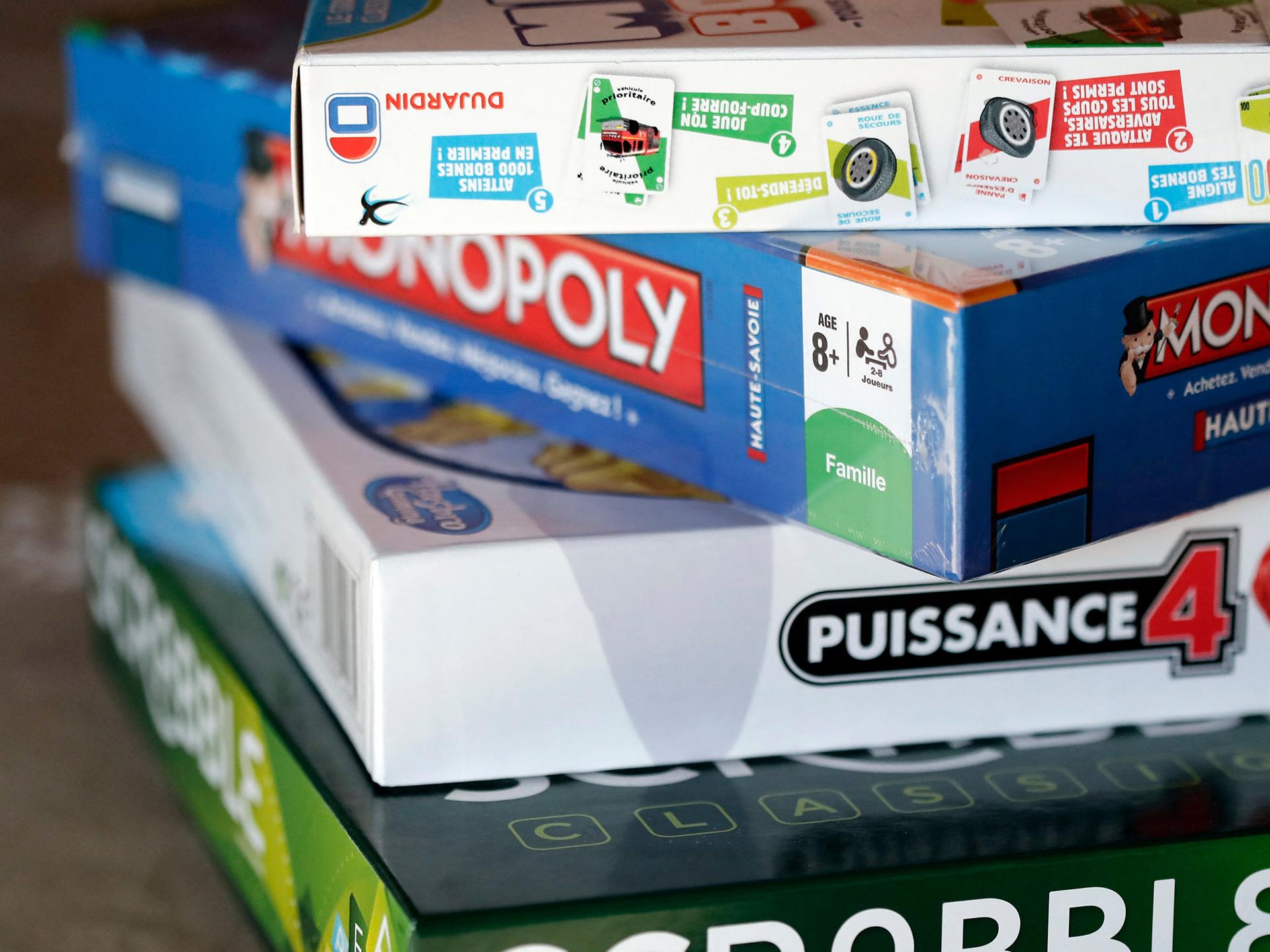 Une pile de jeux de société est posée sur une table