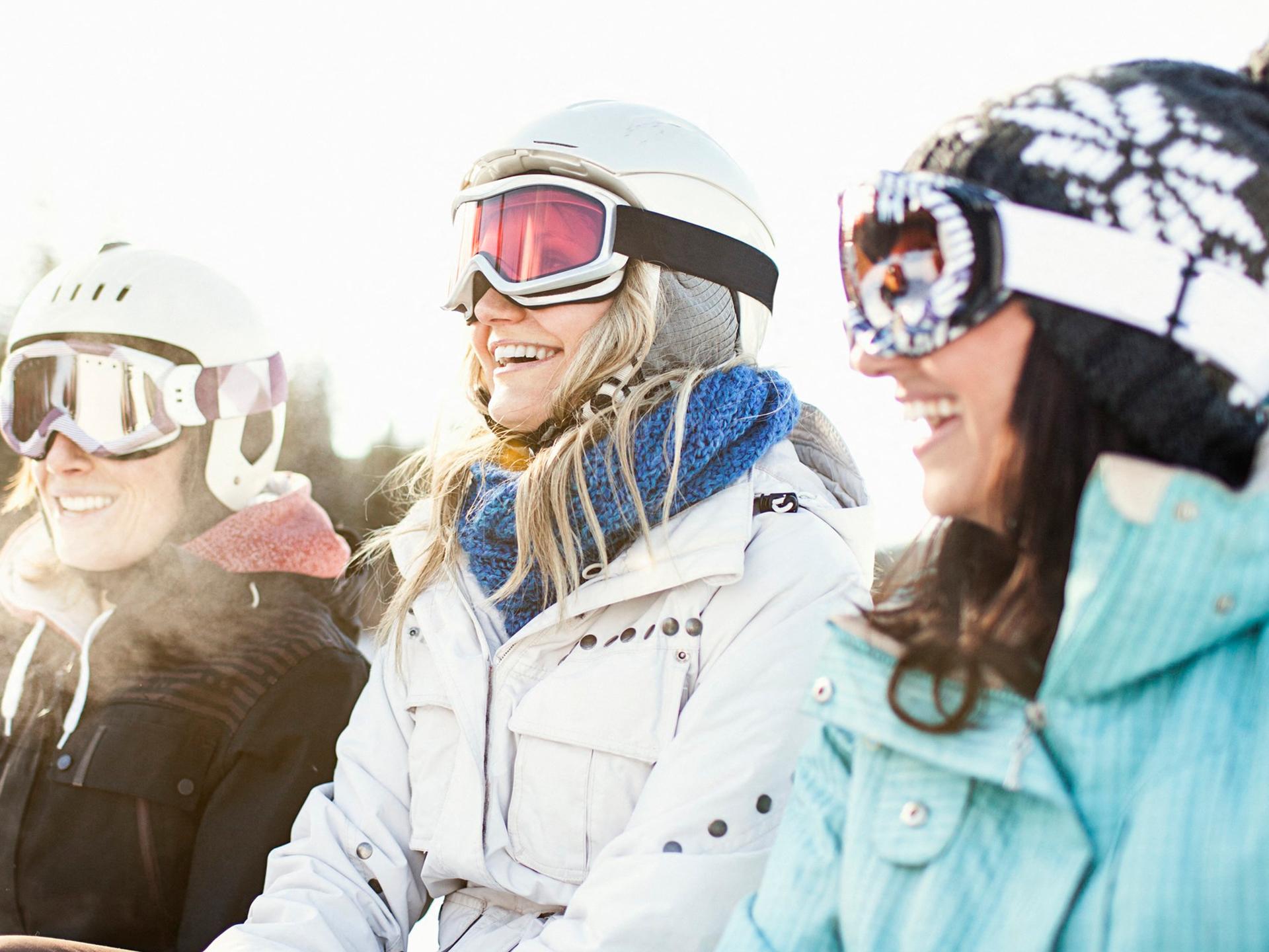 Filles sur les pistes soleil sourire