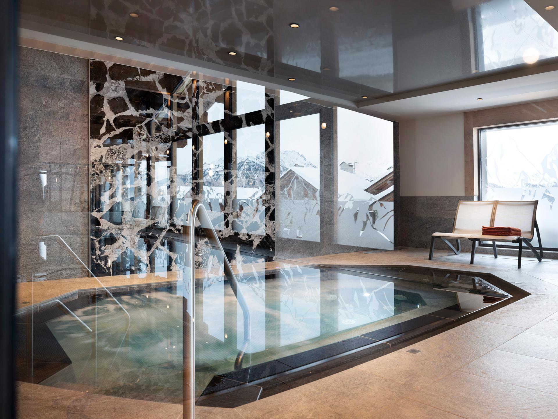 Le bain bouillonnant de l'hôtel et résidence Alpen Lodge à La Rosière