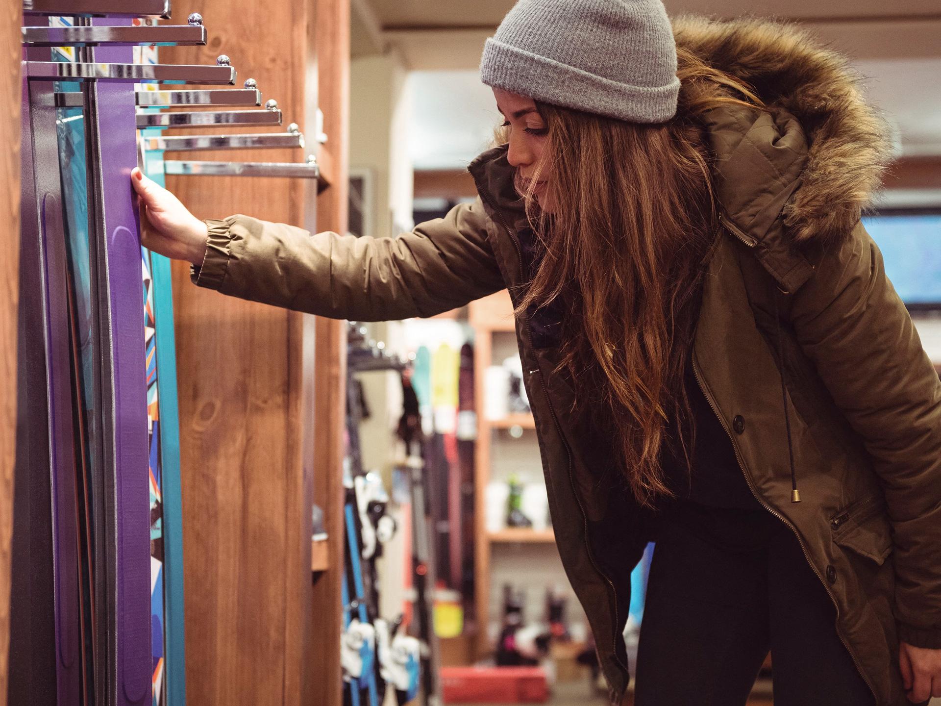 Femme qui choisit ses skis