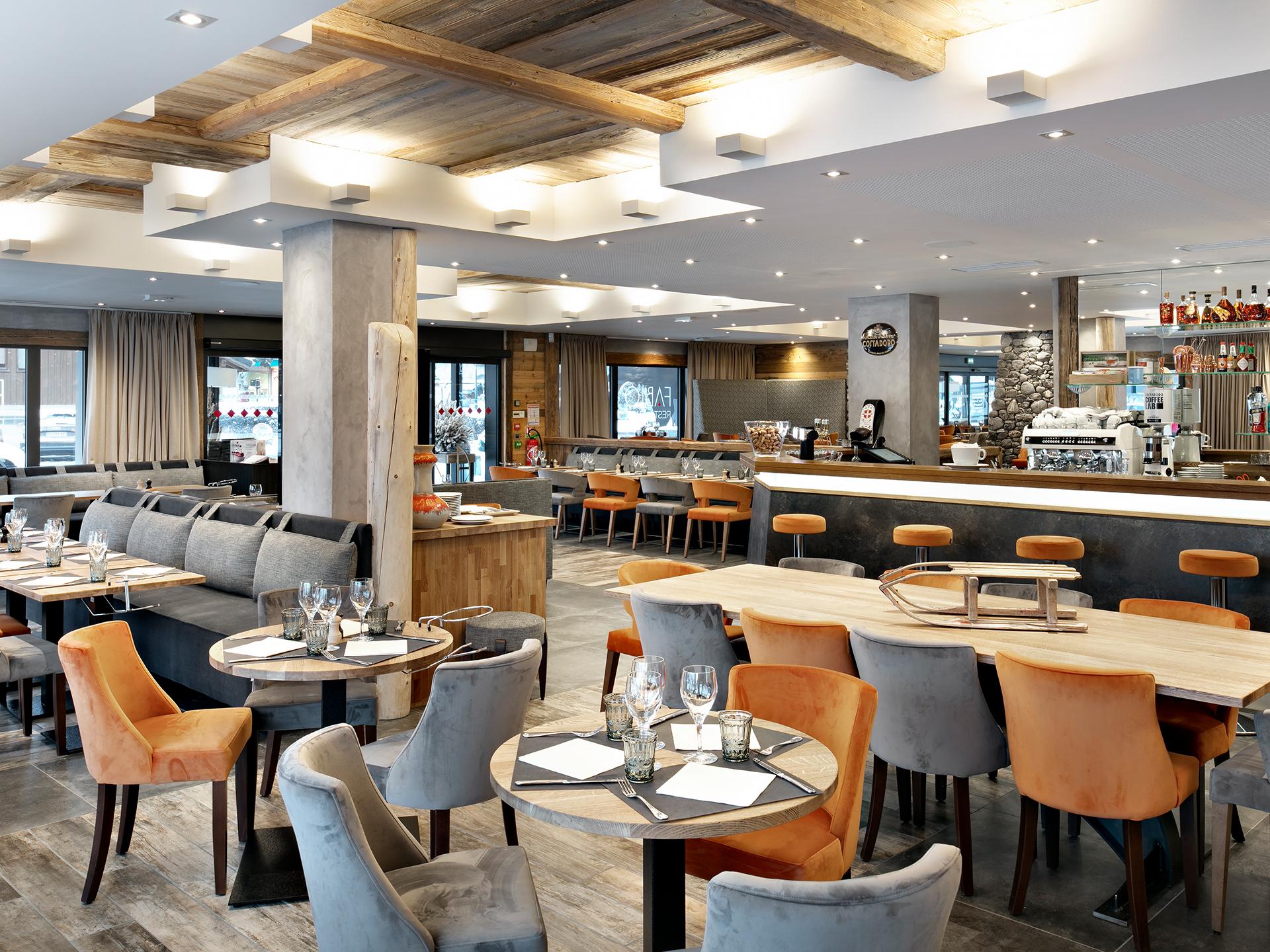 Les tables du restaurant Le Fabio de l'hôtel et résidence Alexane à Samoëns