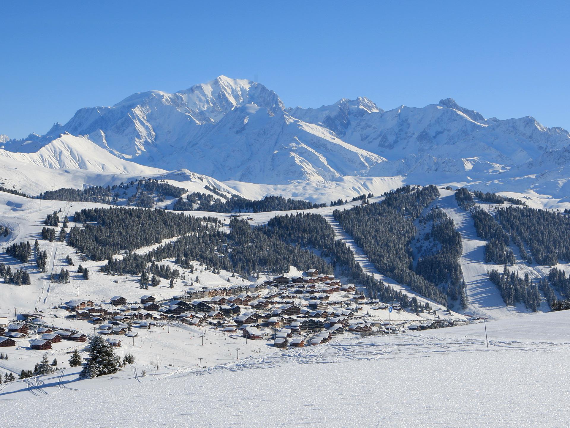 Station des Saisies en hiver, panorama enneigé sur le village, le domaine skiable et les montagnes environnantes