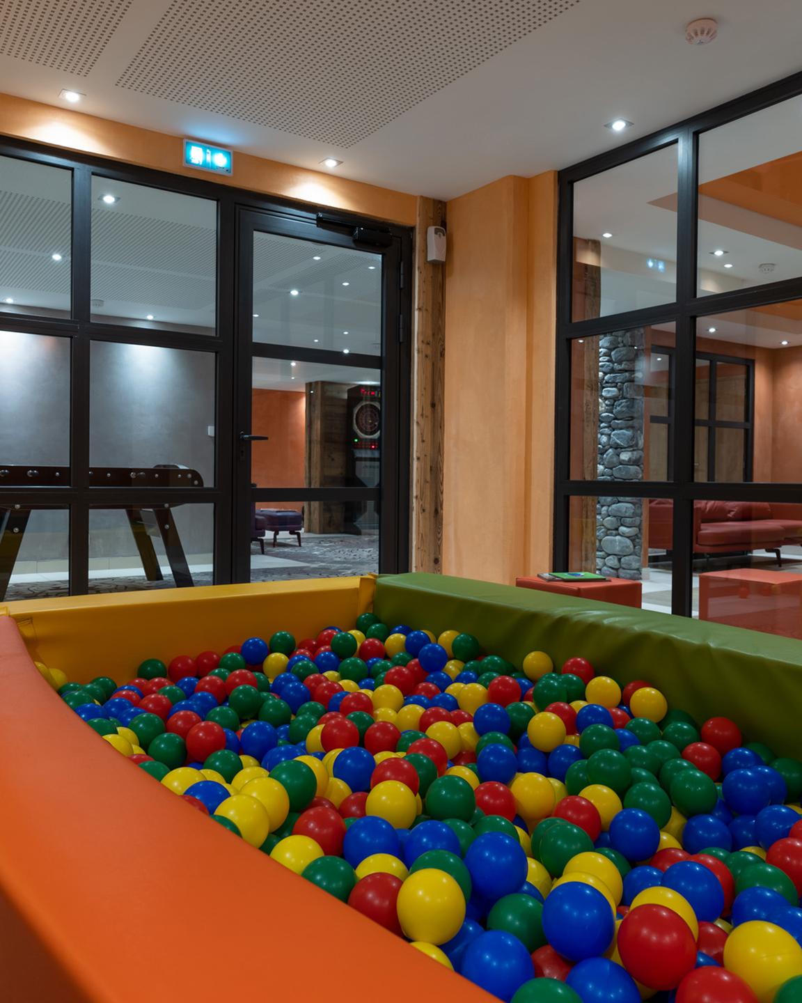 La piscine à balles de la salle de jeux de l'hôtel et résidence Alexane à Samoëns