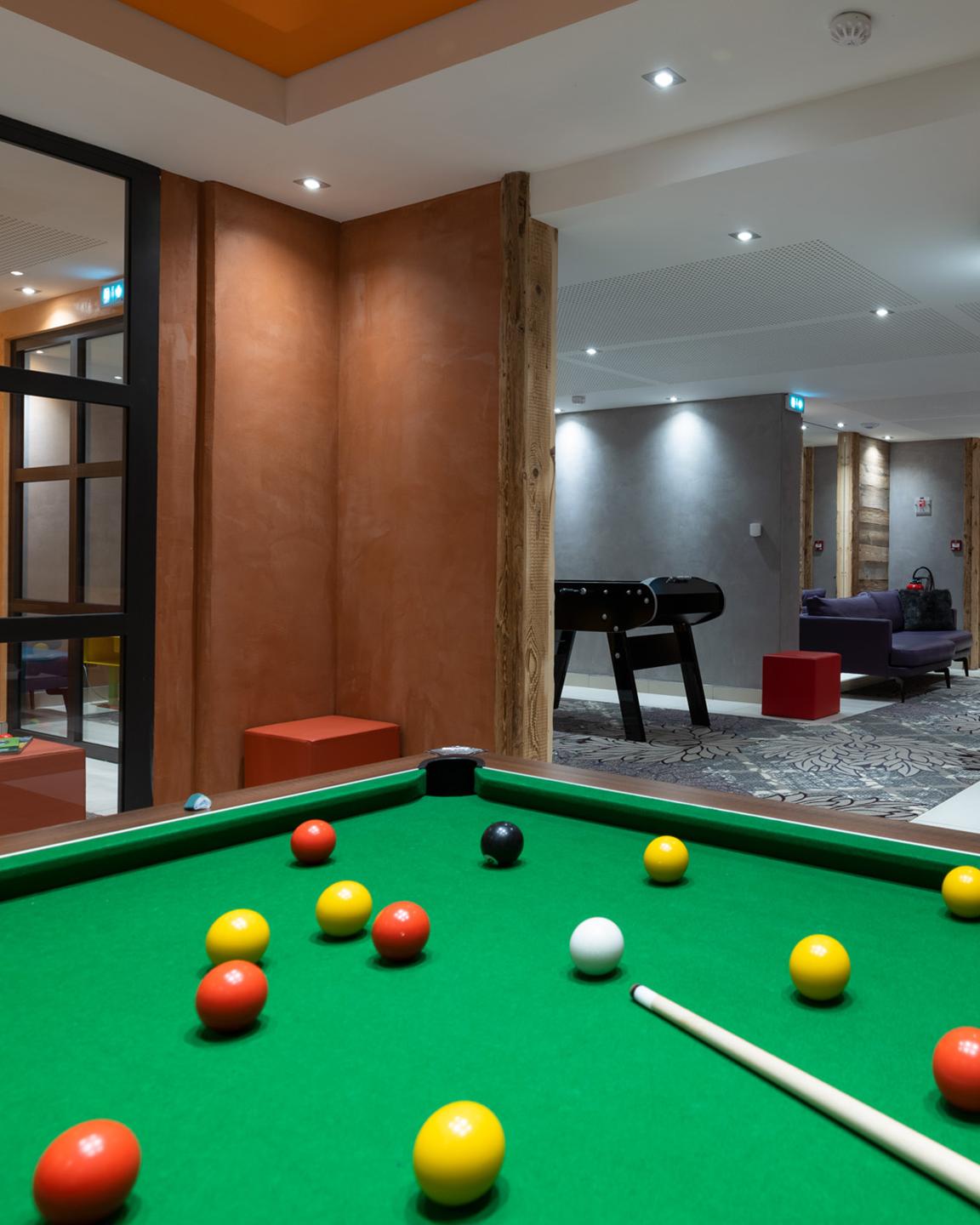 Le billard de la salle de jeux de l'hôtel et résidence Alexane à Samoëns