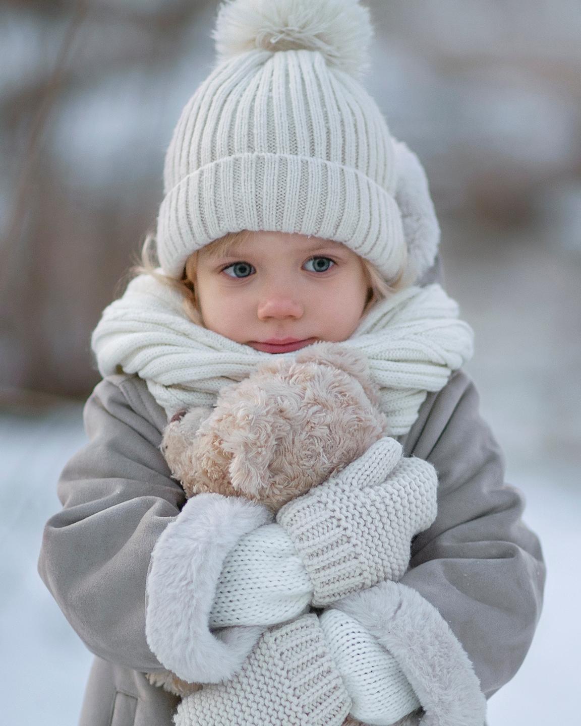 Petite fille avec peluche - Les enfants à l'honneur - Les services MGM