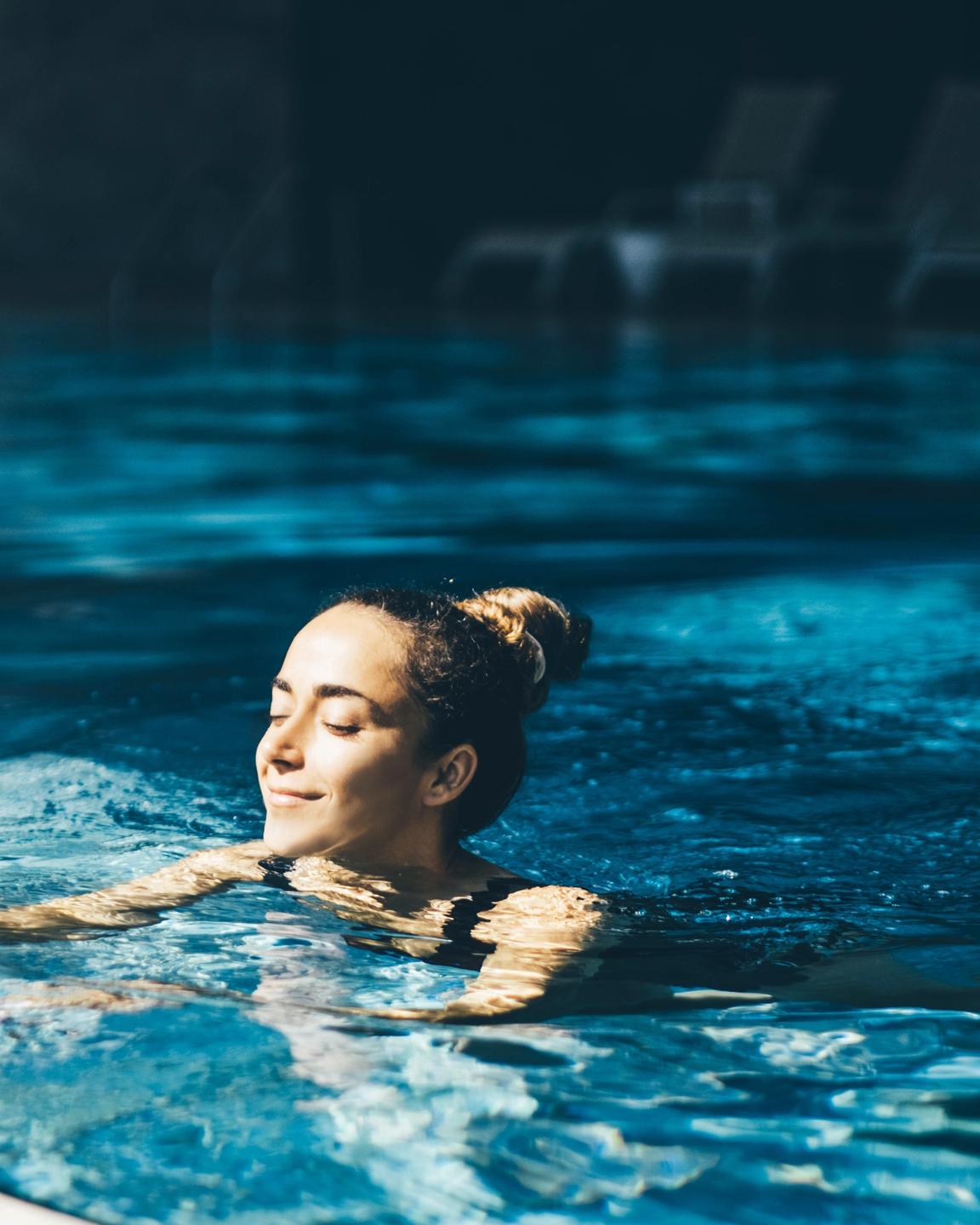 Femme qui se relax dans une piscine