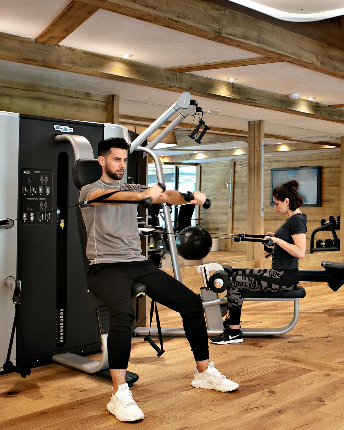 Personnes qui font du sport dans la salle Fitness des Chalets Eléna aux Houches