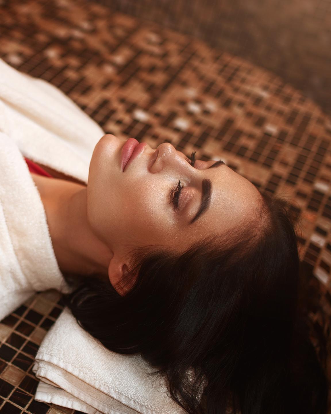 Femme qui se détend dans un hammam 