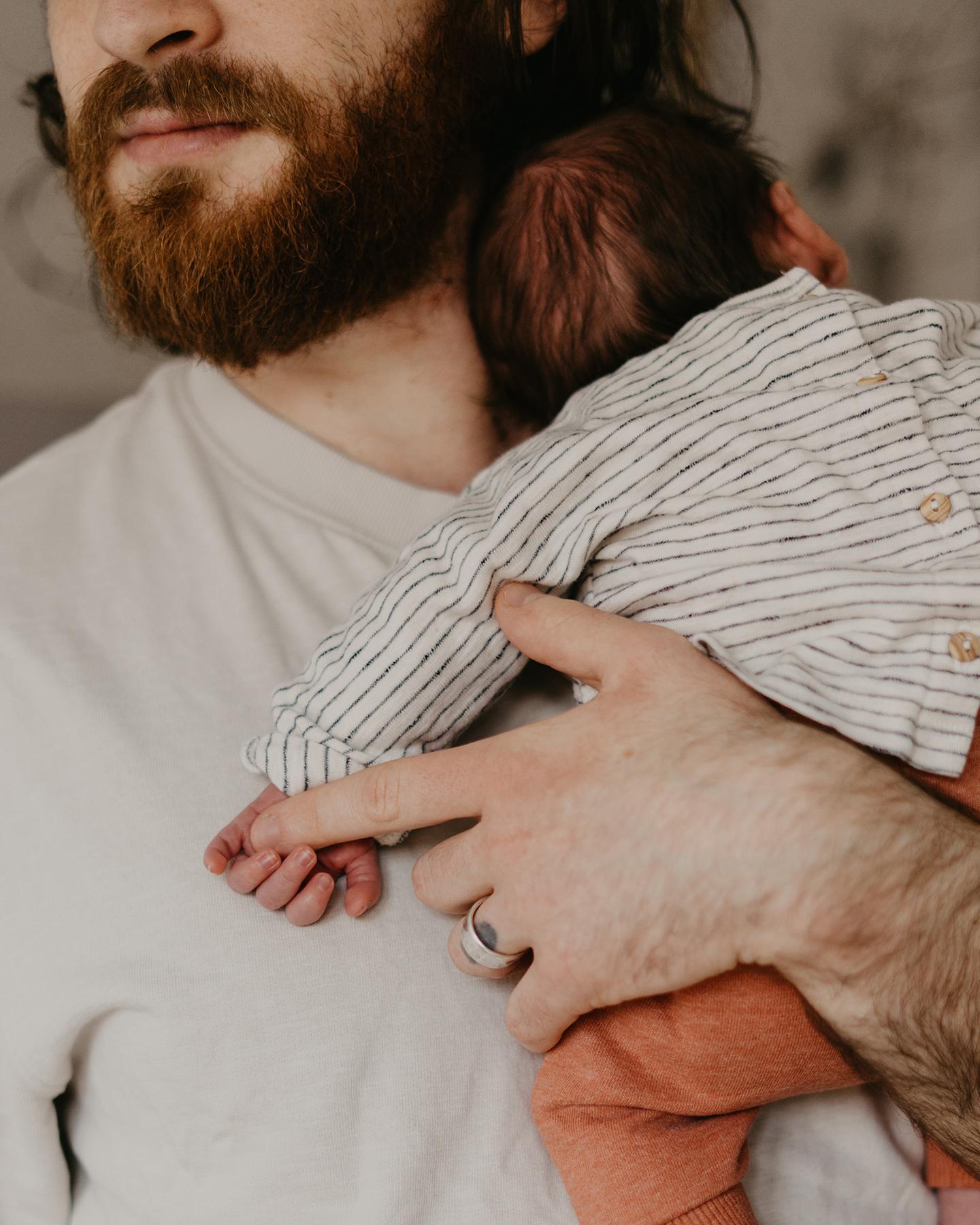 Un homme porte un bébé dans ses bras