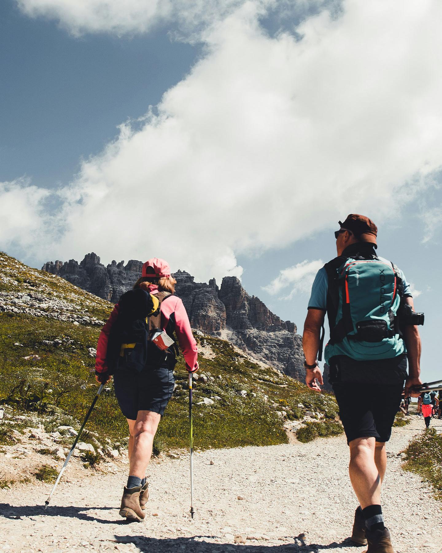 Randonnée avec vue sur la montagne