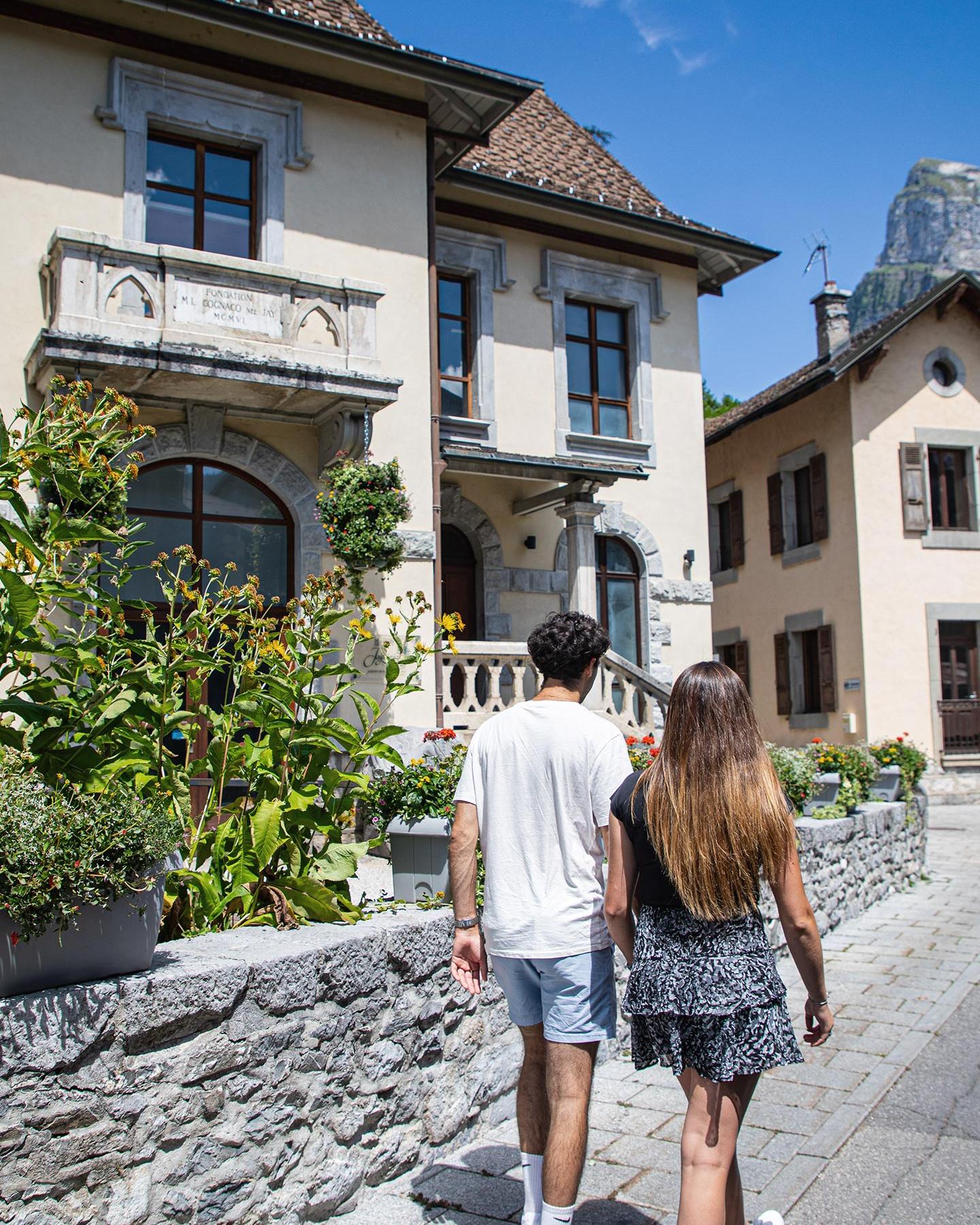 Balade estivale d'un couple dans le village de Samoëns, sous un temps ensoleillé