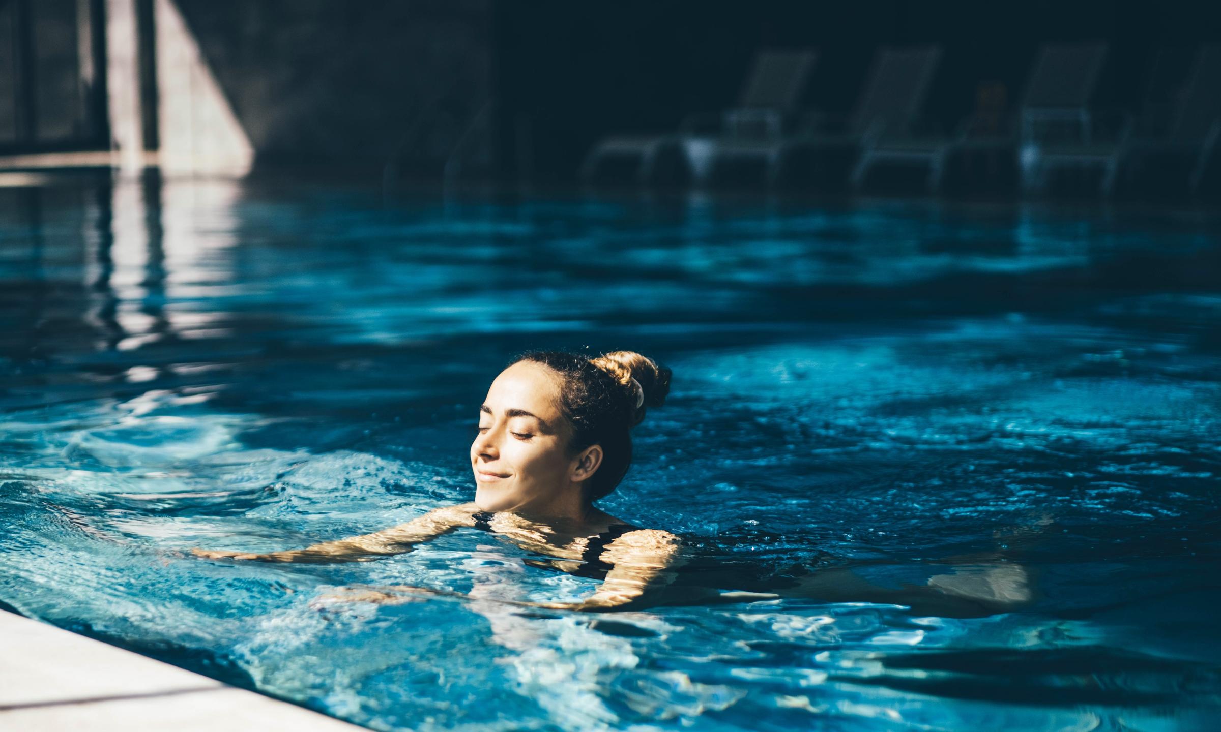 Femme qui se relax dans une piscine