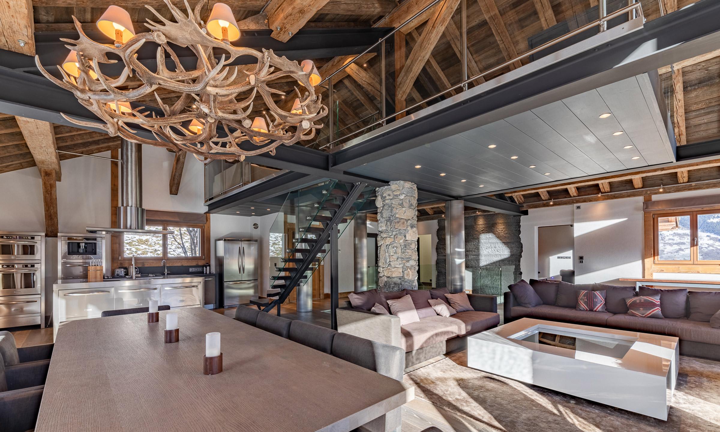 Chalet Apsara à Méribel, pièce de vie avec salon, salle à manger et cuisine ouverte