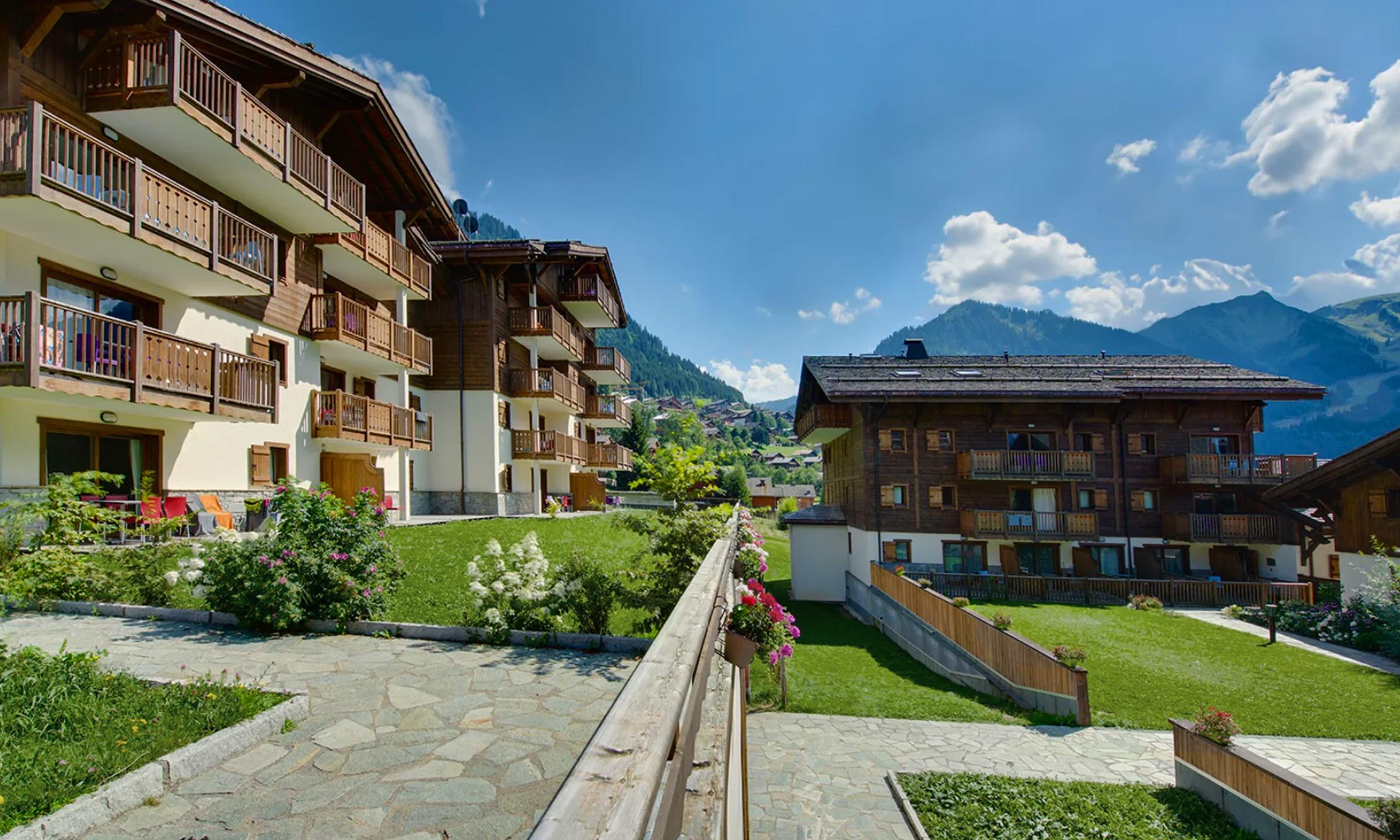 Extérieur en été de la résidence CGH Les Chalets d'Angèle à Châtel dans les Alpes