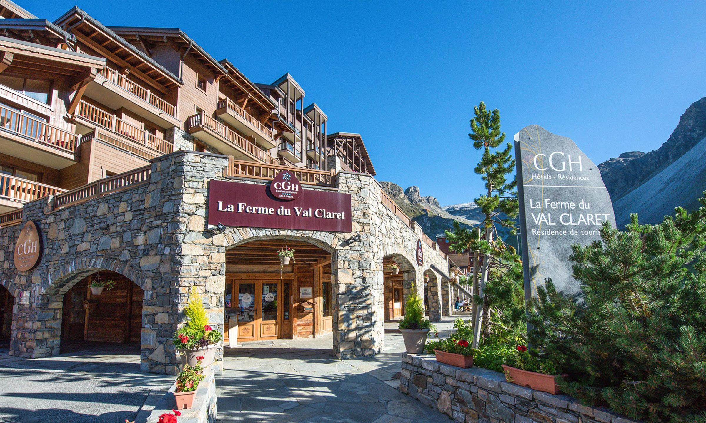 Extérieur en été de la résidence CGH La Ferme du Val Claret à Tignes dans les Alpes