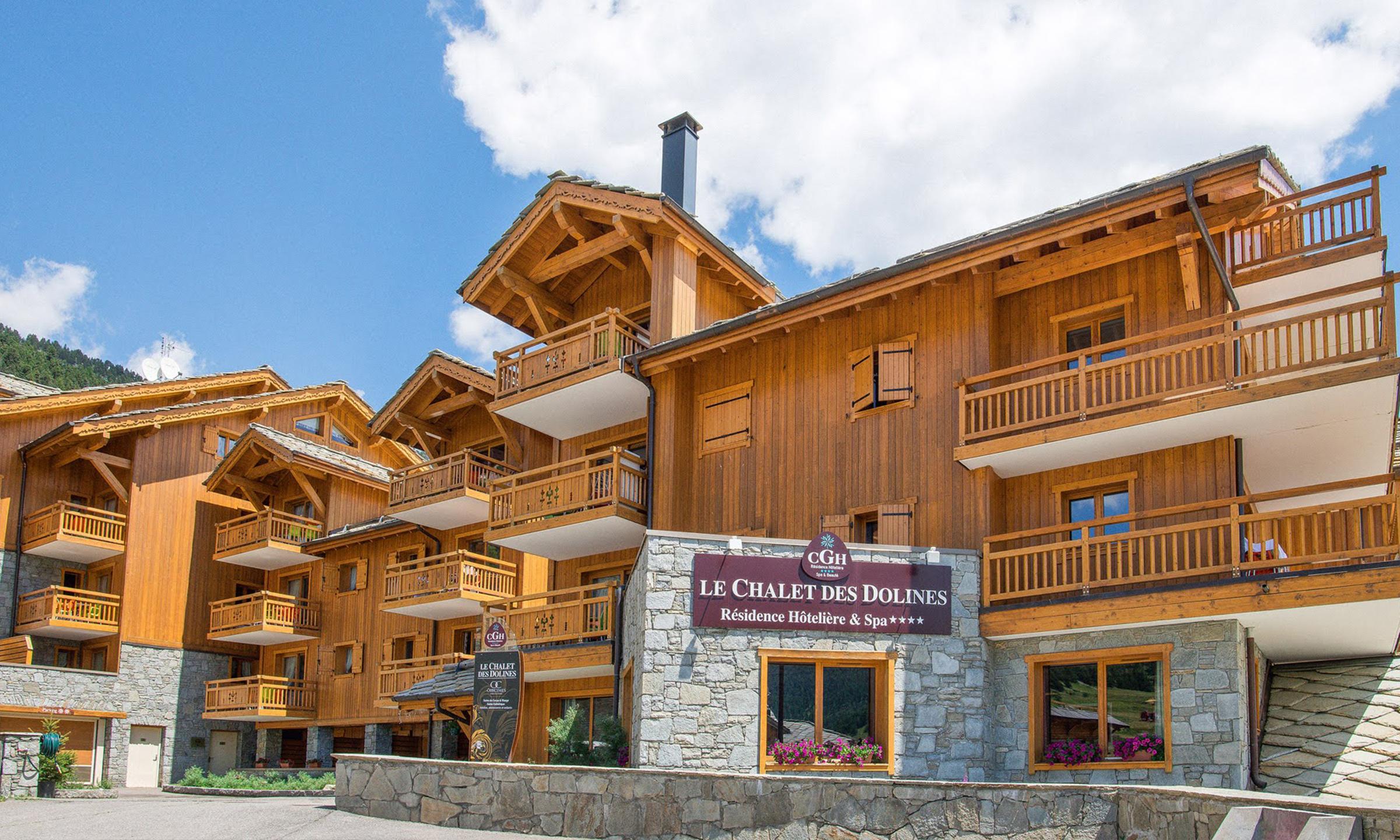 Extérieur en été de la résidence CGH Le Chalet des Dolines à Montgenèvre dans les Hautes-Alpes